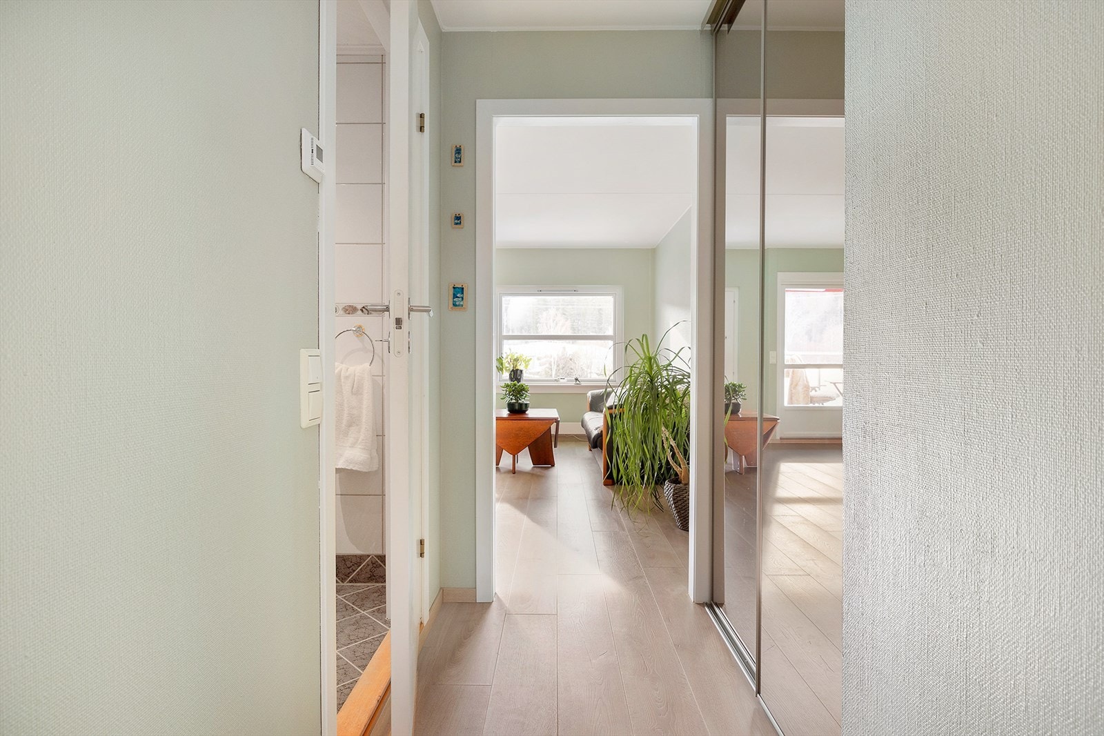 Her blir du møtt av en innbydende entré som er innredet med skyvedørsgarderobe for oppbevaring av jakker, sko og andre eiendeler Galleribilde