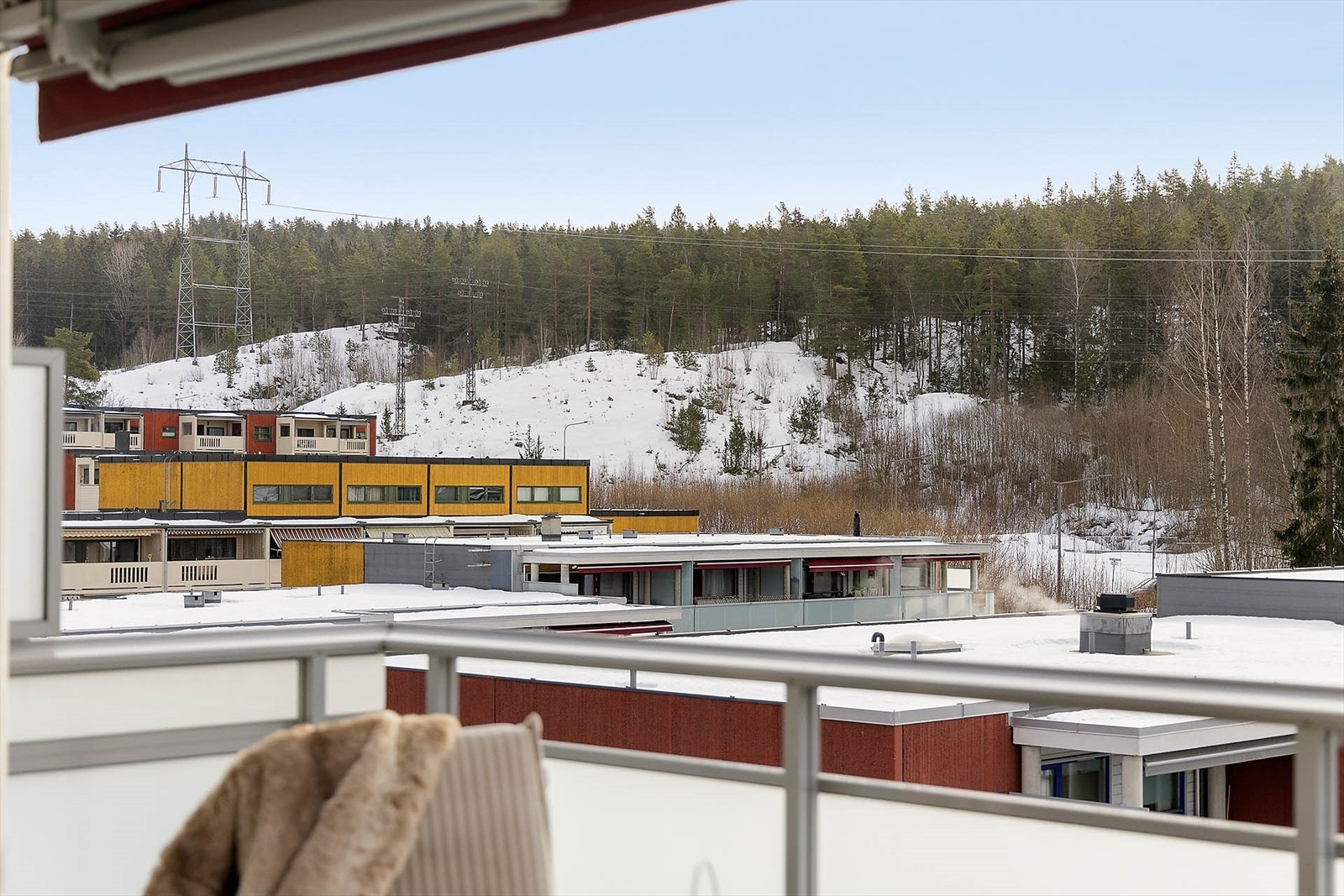 Her kan du sitte å nyte solen og utsikten Galleribilde