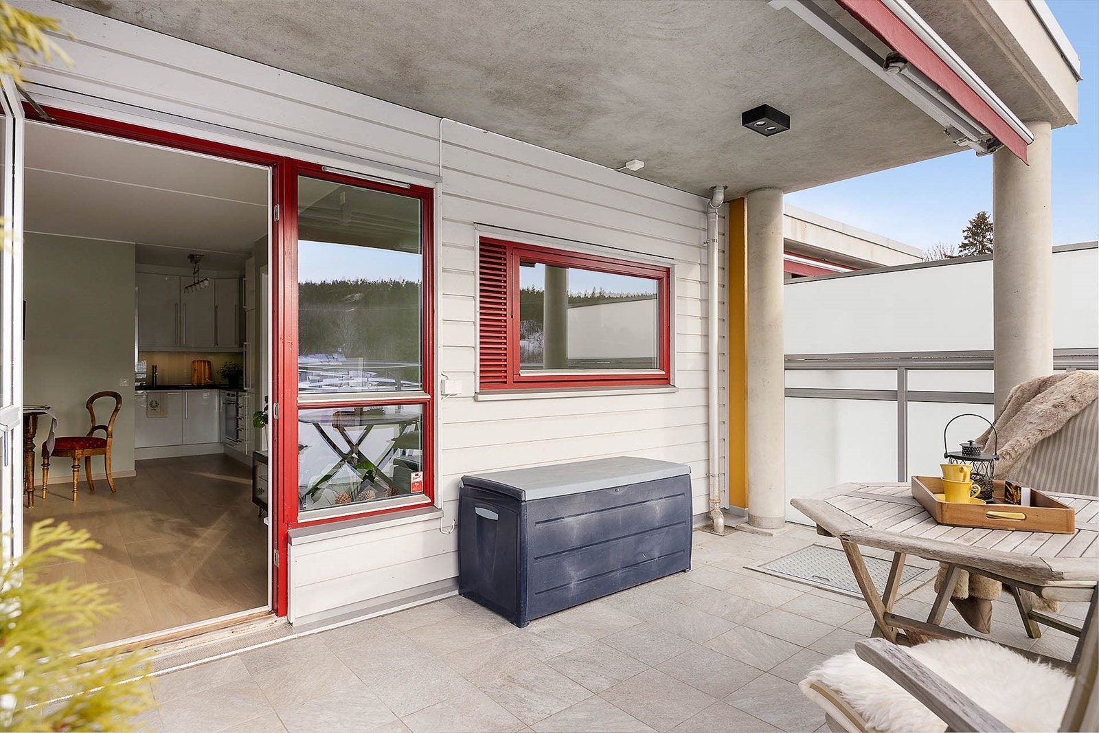 Balkongen har plass for sittegruppe, grill og beplantning Galleribilde