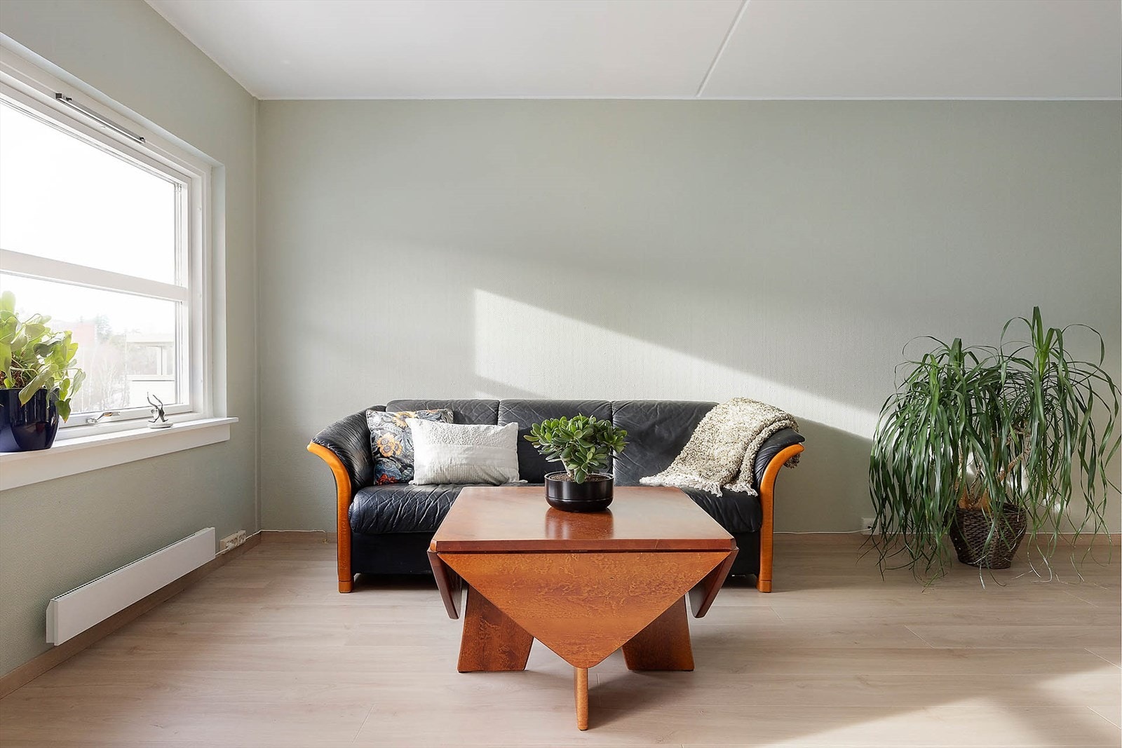 Gode møbleringsmuligheter for sofagruppe, spisebord og annet møblement Galleribilde