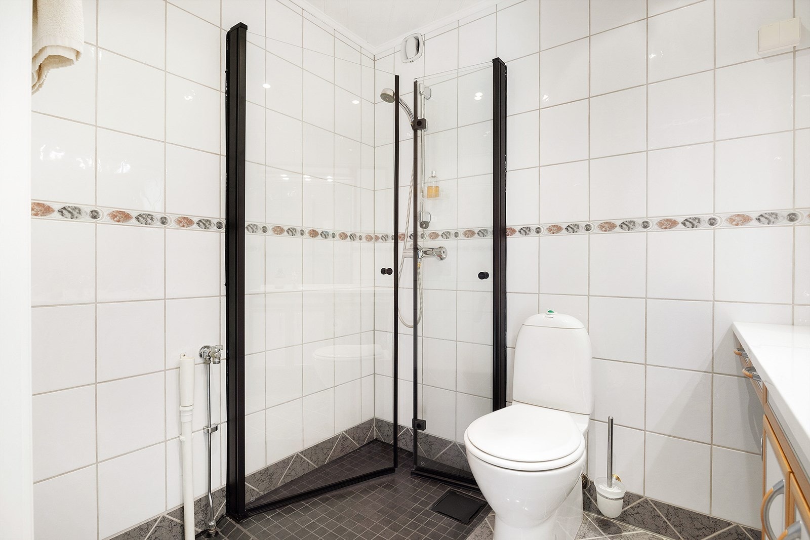 Badet har opplegg og plass for vaskemaskin Galleribilde