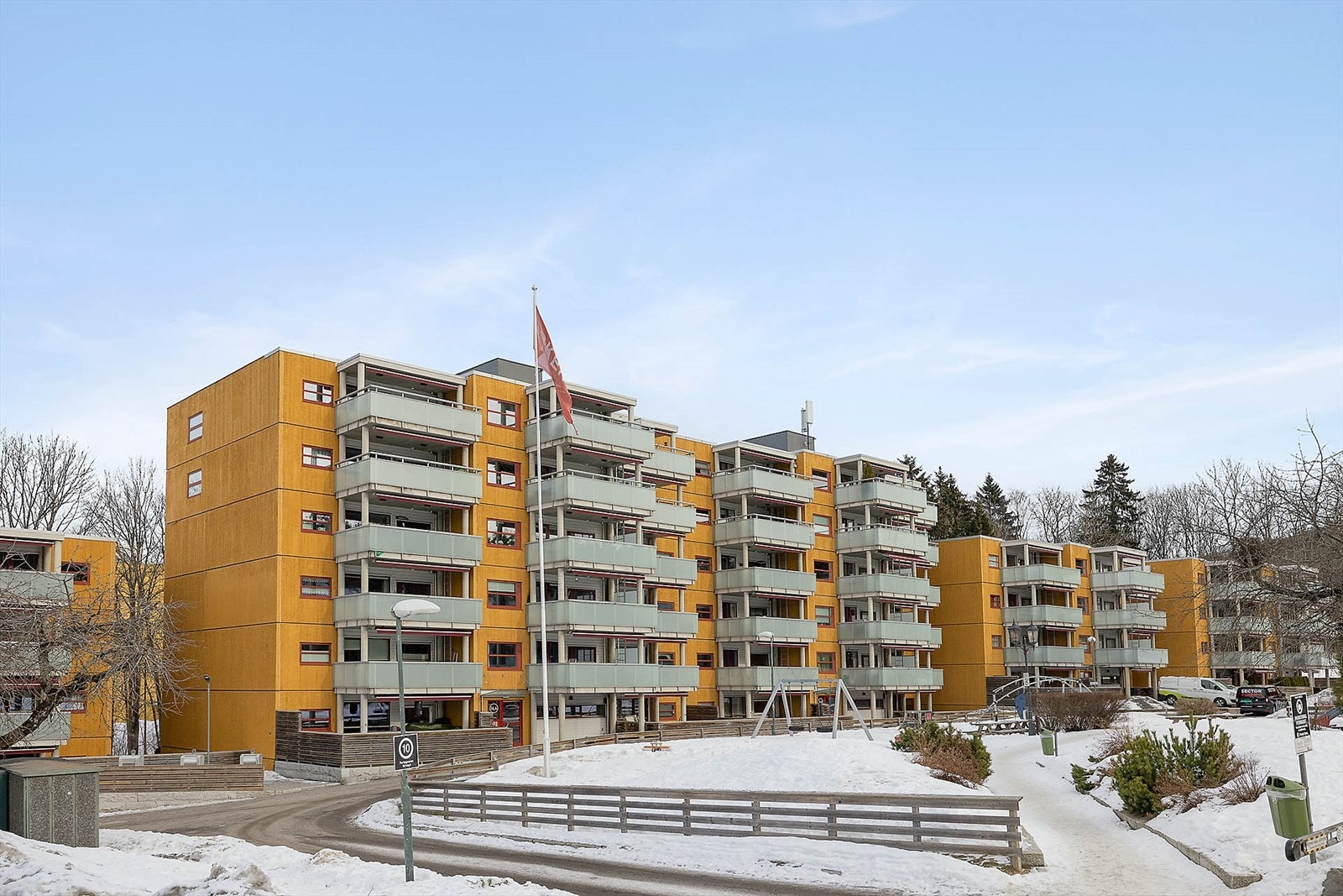 Borettslaget har flotte, store fellesarealer med lekeplasser, sittegruppe og beplantning Galleribilde