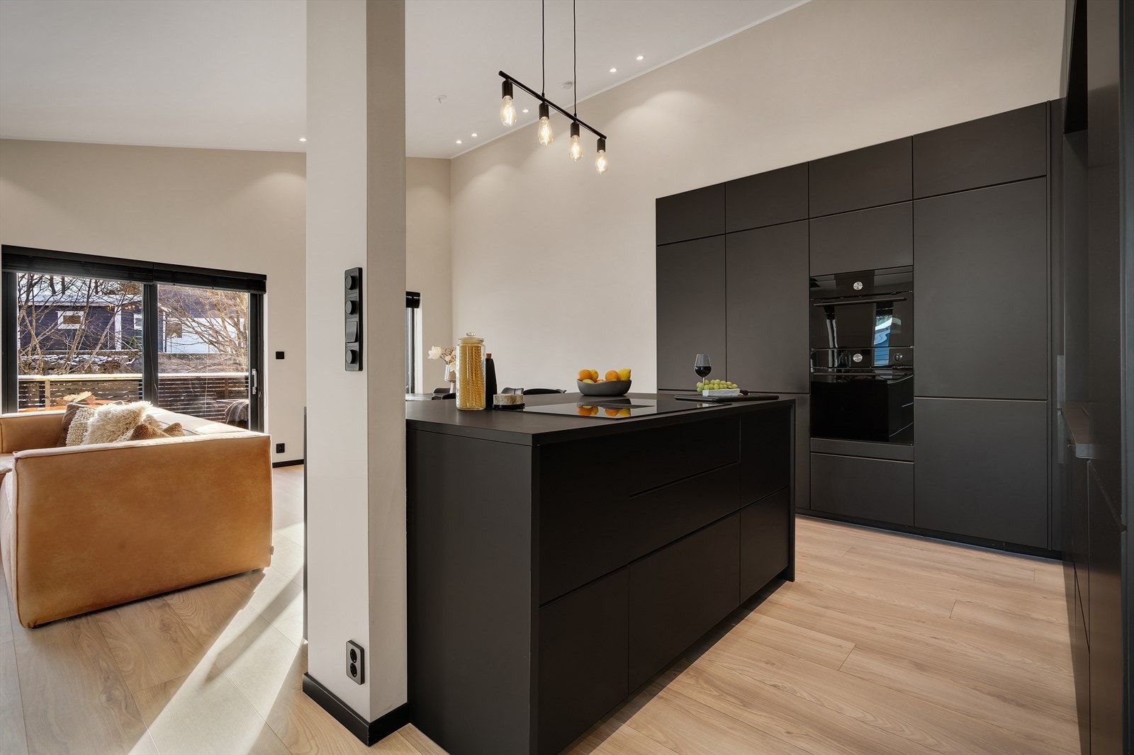 - Totalt BRA-i på 151m² fordelt over 2 plan med en praktisk og familievennlig løsning - Galleribilde