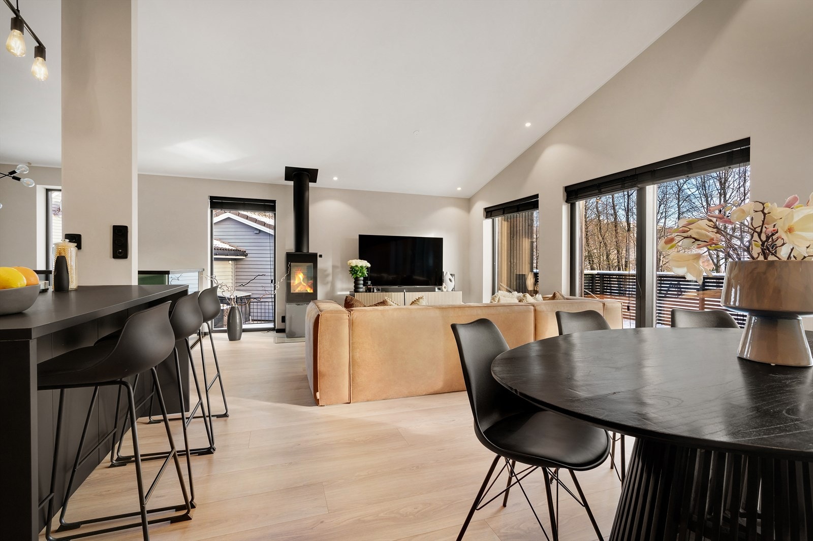 - Peis i stue sørger for lavere strømkostnader, en behagelig innetemperatur på kalde dager og ikke minst ekstra hygge - Galleribilde