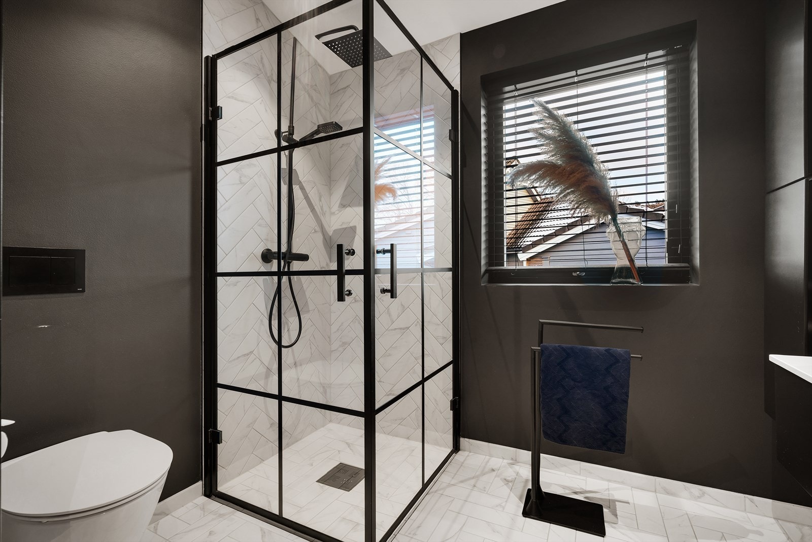 - Innredet med vegghengt toalett, benkeskap med servant og dusjhjørne med lekre fliser og glassdører - Galleribilde