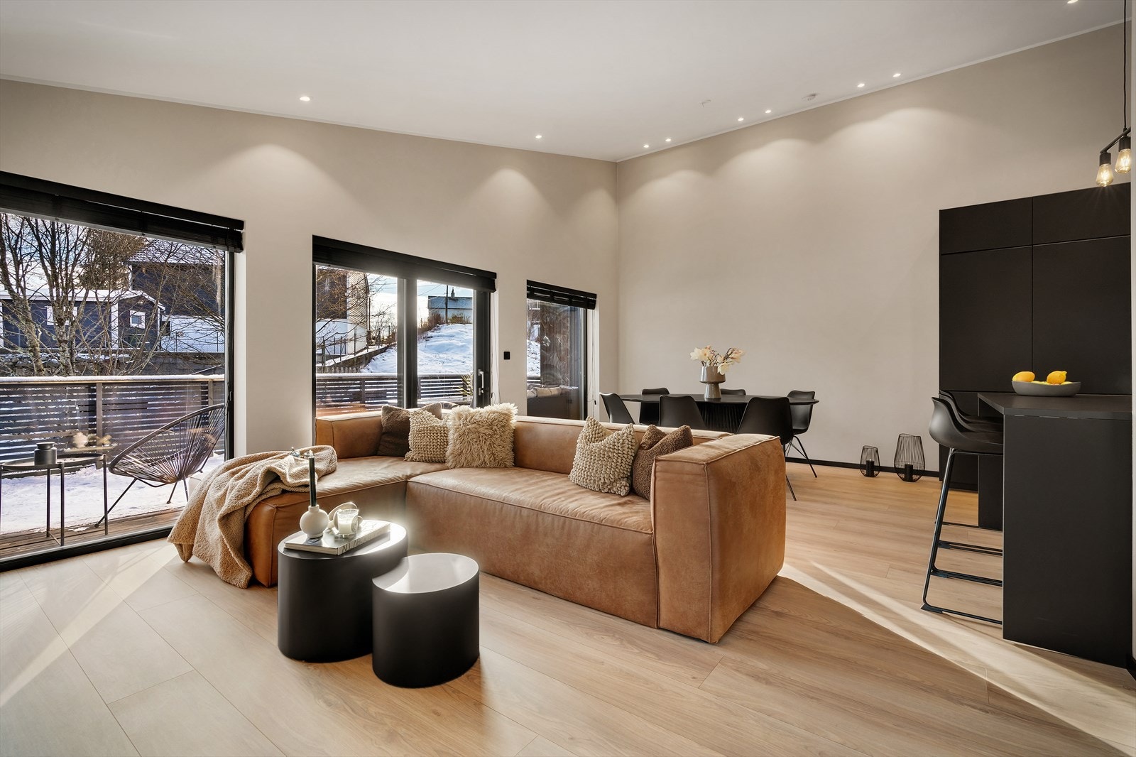 - Her har du god plass til sofagruppe og spisebord i hver sin naturlige sone - Galleribilde