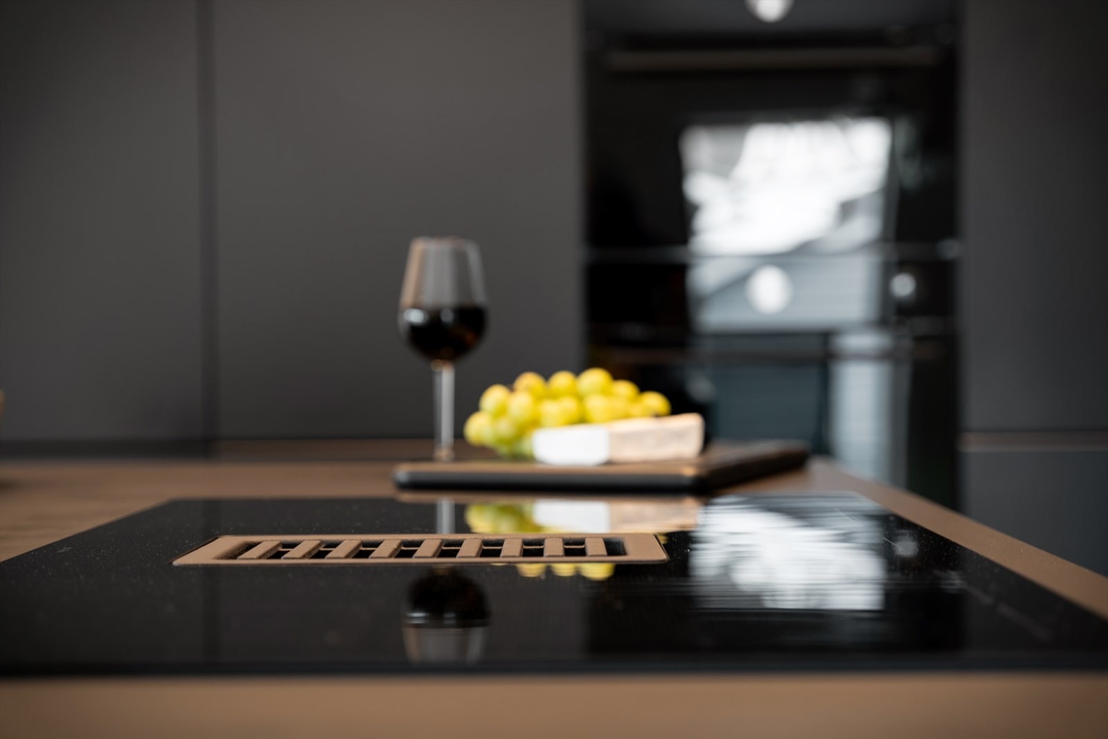 - Ny eier får gleden av integrert induksjon platetopp, stekeovn, mikrobølgeovn, oppvaskmaskin og kjøle-/fryseskap - Galleribilde