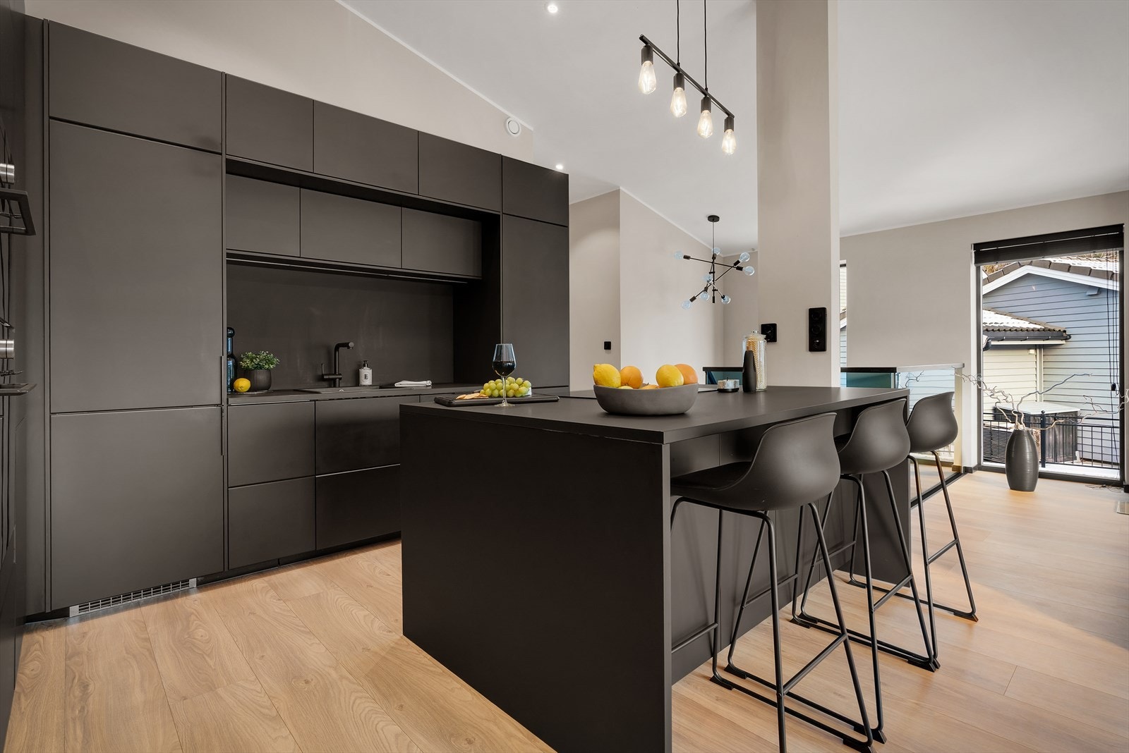 - Rikelig med skap- og benkeplass til glede for husets kokk - Galleribilde