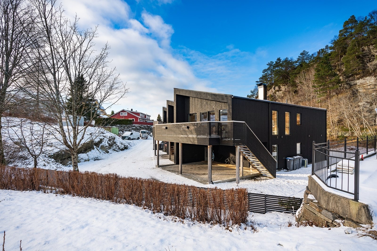 - Boligen har 54m² solrikt terrasseareal og hagedel til glede for både små og store - Galleribilde