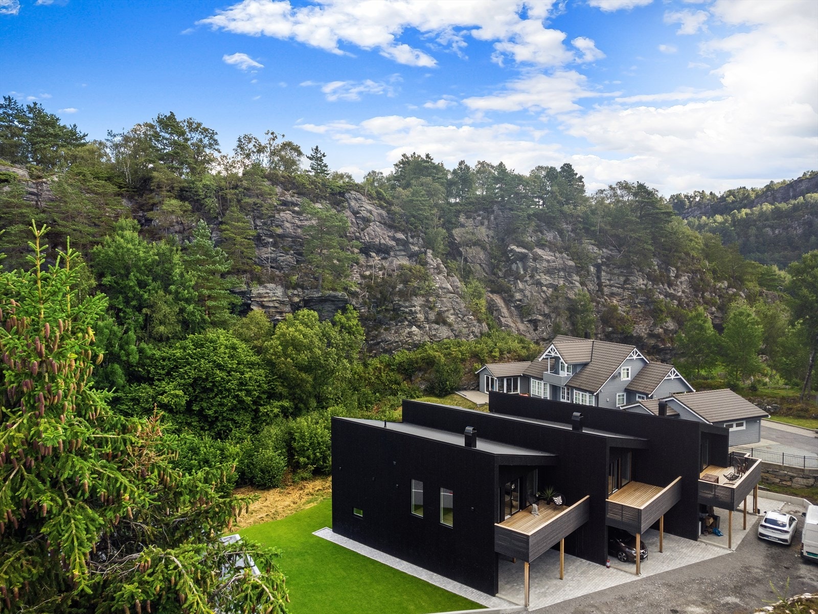 - Området er svært populært for barnefamilier - mye grunnet nærheten til matbutikk, barnehager, lekeplasser, grøntområder og skole - Galleribilde