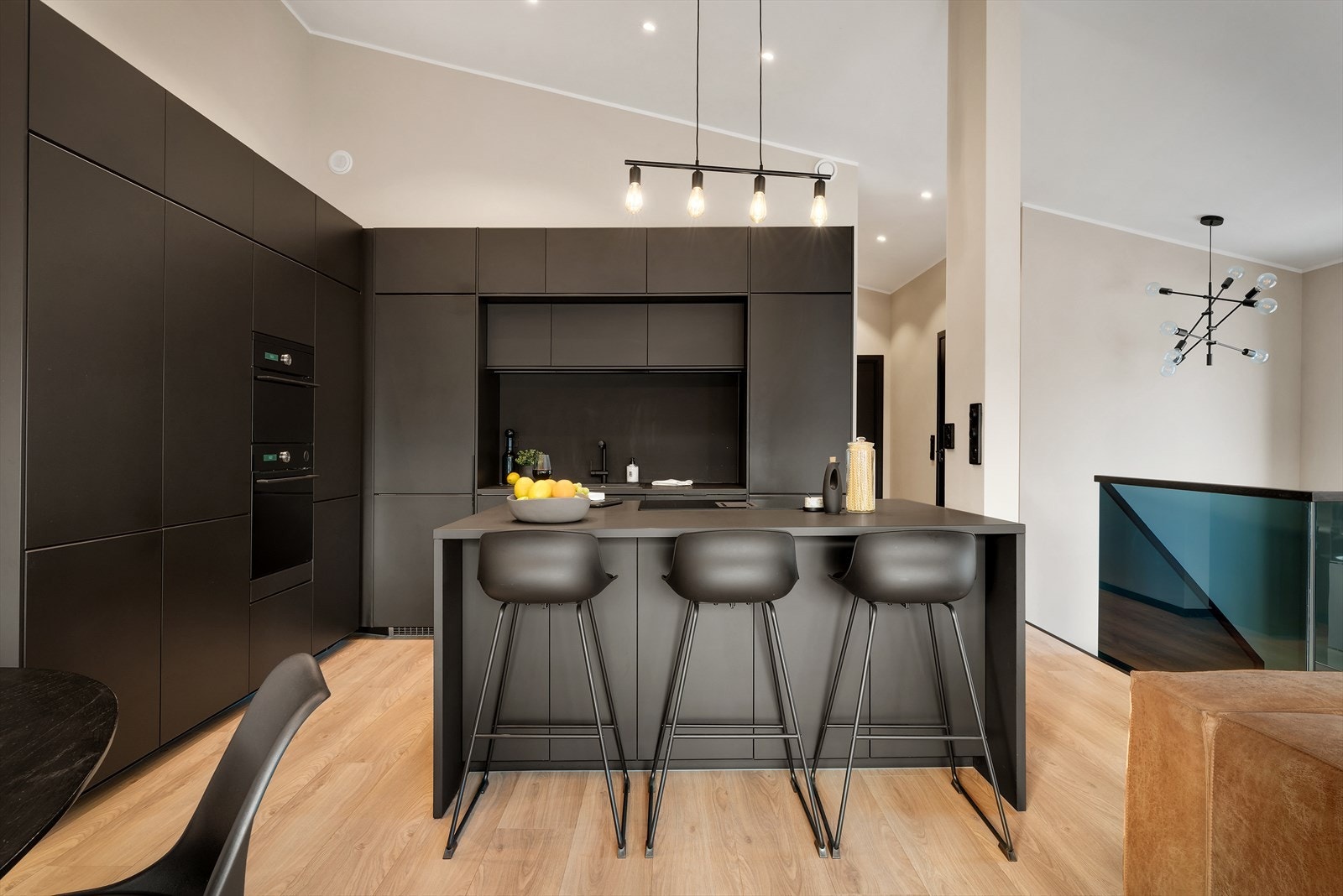 - Kjøkkenøyen gir rom for ekstra oppbevaring og benkeplass, og fungerer som en naturlig soneinndeler - Galleribilde