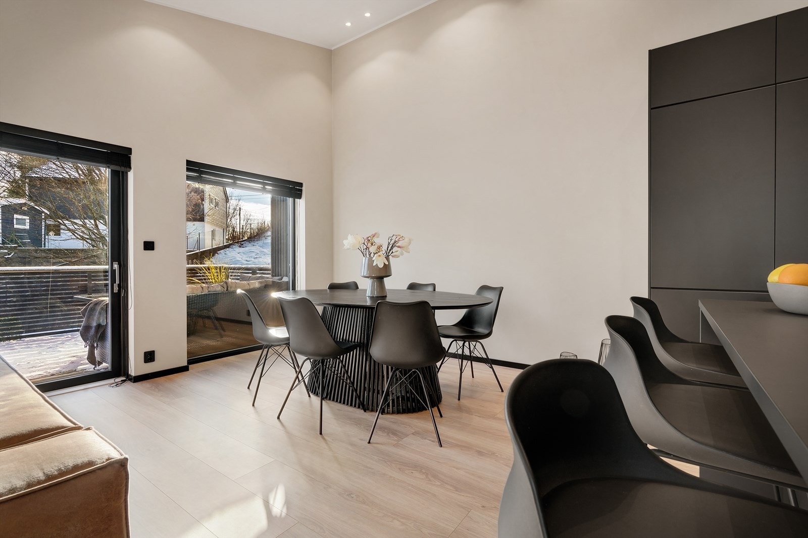 - Merk de generøse vindusflatene og lysinnslipp fra 2 ulike himmelretninger, noe som sørger for en åpen og luftig romfølelse - Galleribilde