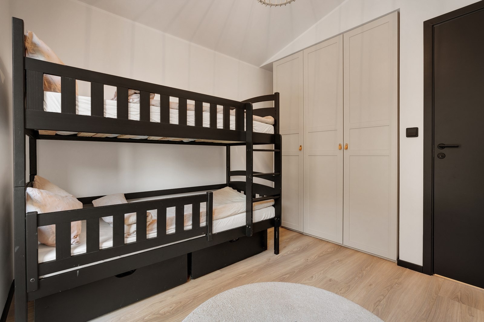 - Passer perfekt som barne- eller gjesterom. Merk integrert skapløsning som medfølger handelen kostnadsfritt - Galleribilde