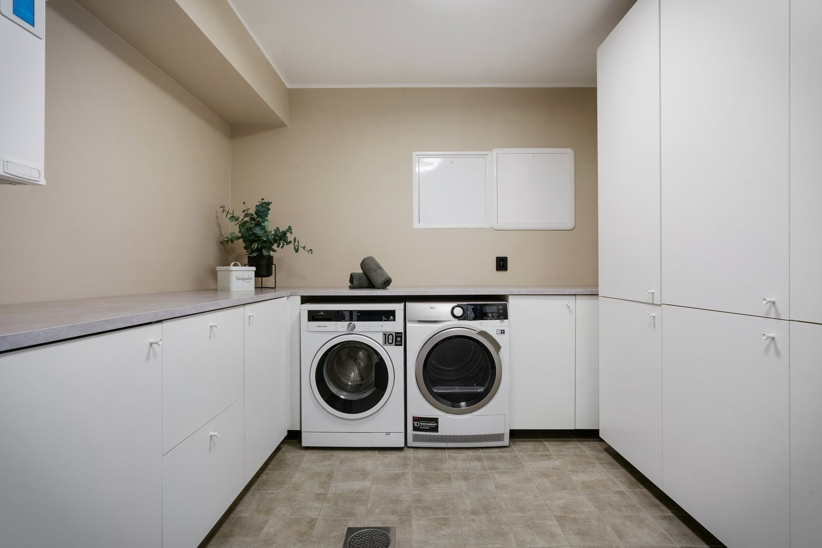 - Separat vaskerom på 11,3m² - alle barnefamiliers drøm i en hektisk hverdag. Merk at all innredning her medfølger kostnadsfritt - Galleribilde