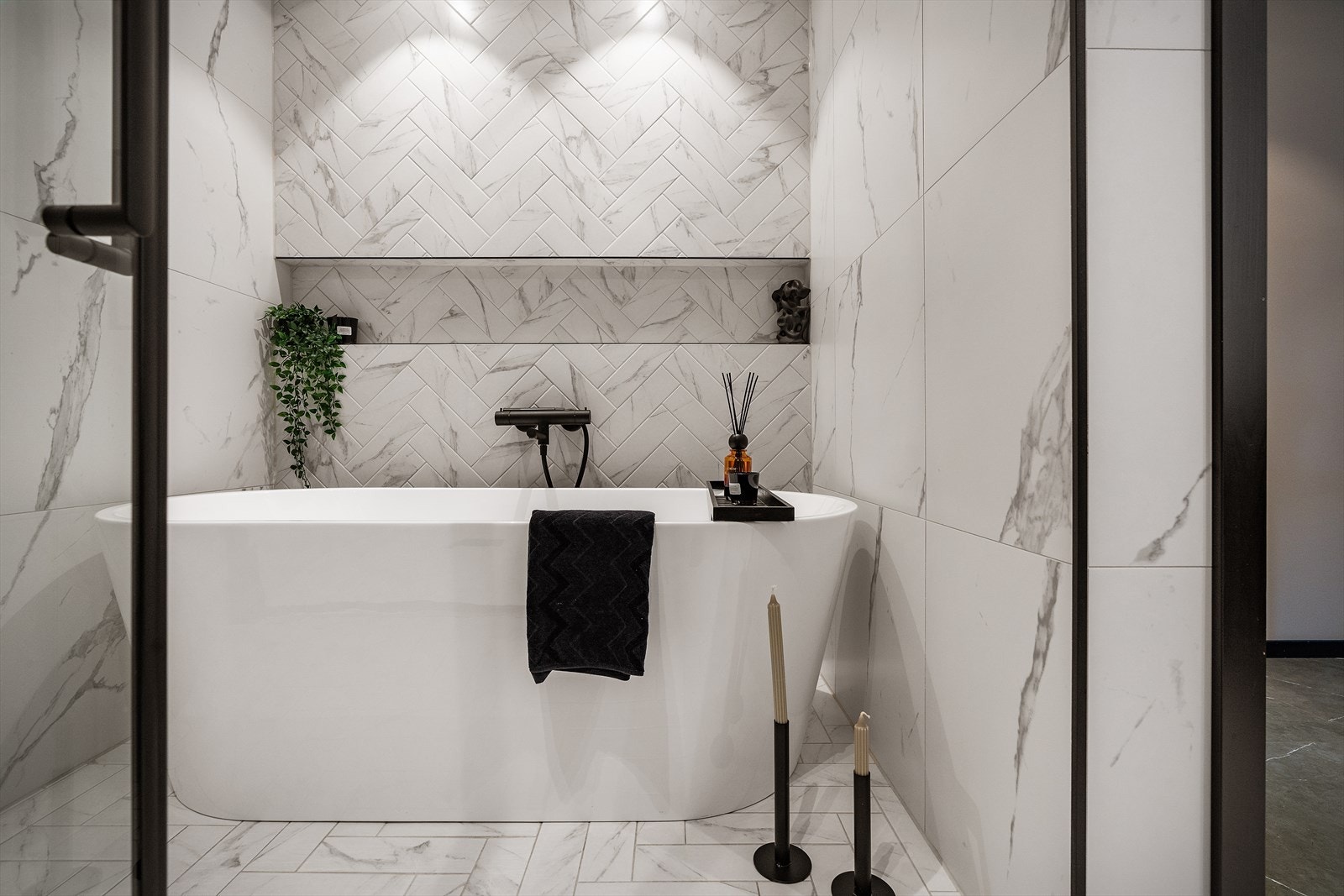 - Innredet med badekar, vegghengt toalett, benkeskap med servant og dusjhjørne med glassdører - Galleribilde