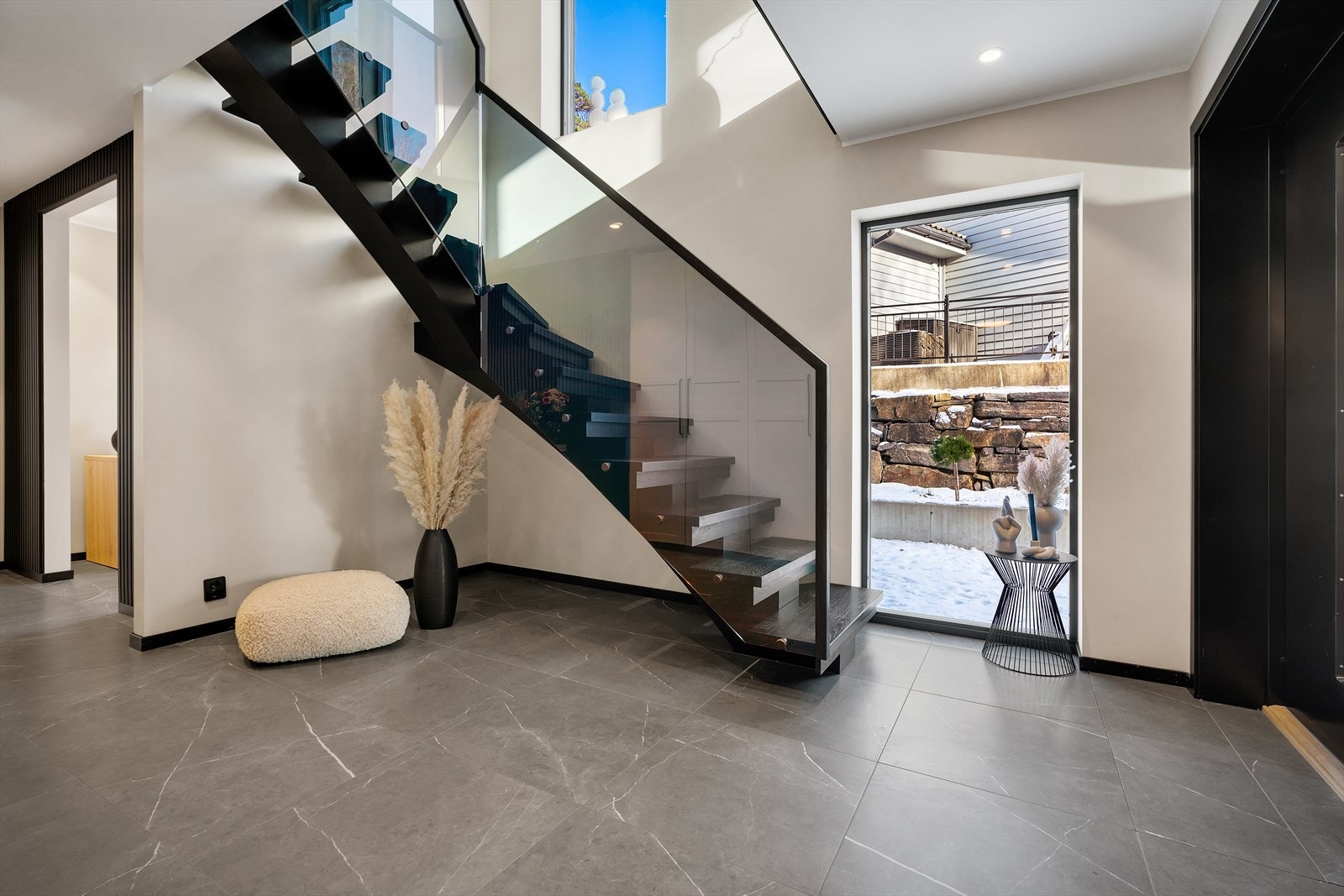 - Vi beveger oss ned i 1. etasje som inneholder entré/gang, vaskerom, 2 soverom, bad og bod - Galleribilde