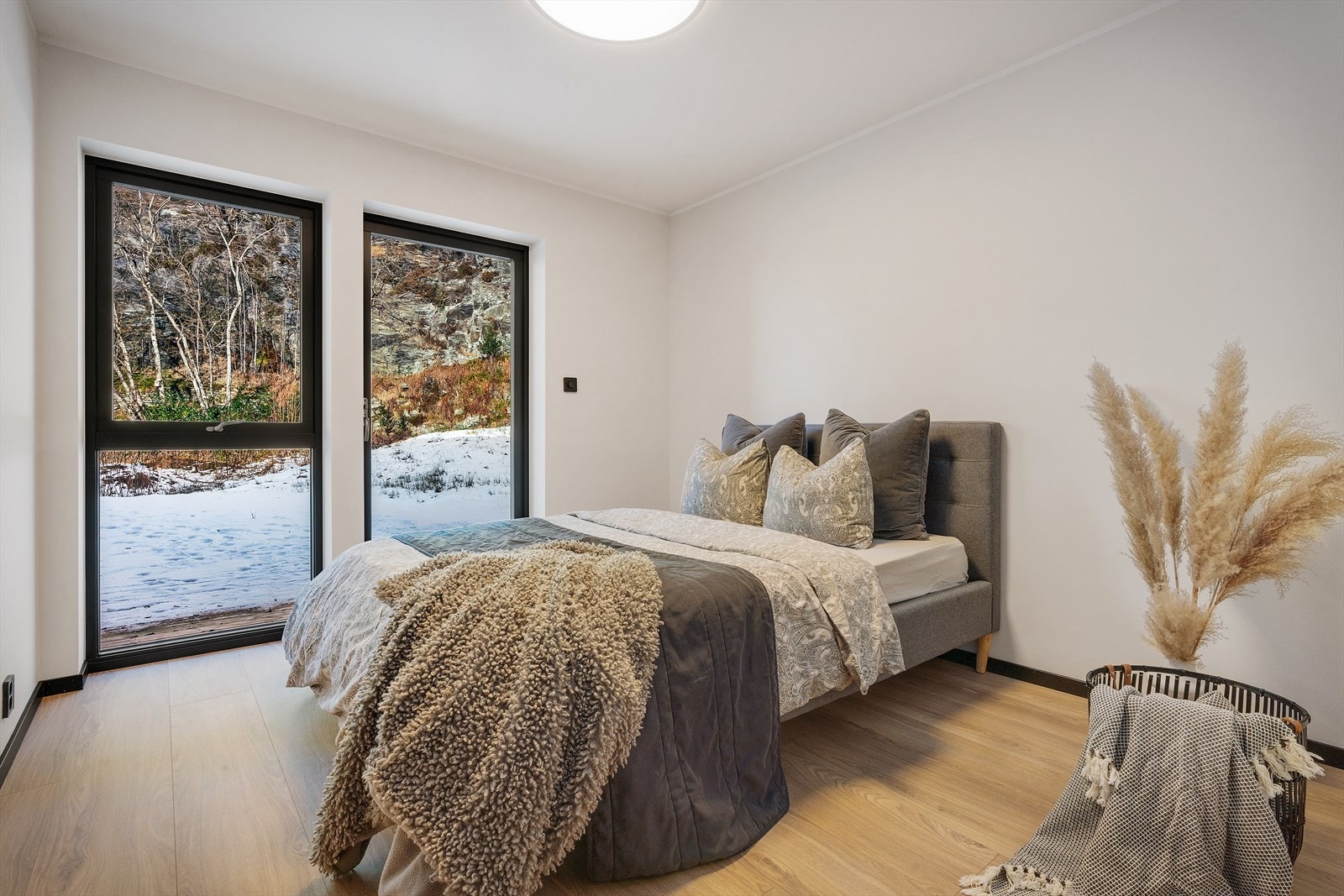 - Boligens 2 resterende soverom måle 10,7m² og 11m² - Galleribilde