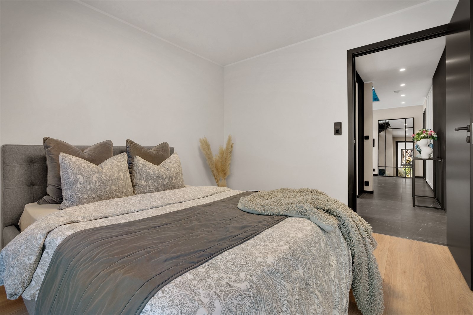 - Her har du god plass til dobbeltseng samt øvrig ønsket møblement - Galleribilde