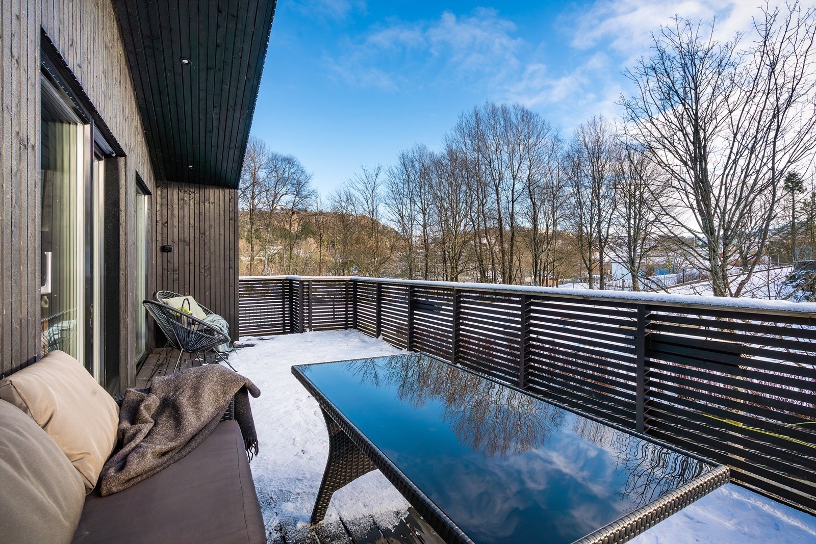 - Her har du god plass til ønsket utemøblement i ulike soner - Galleribilde