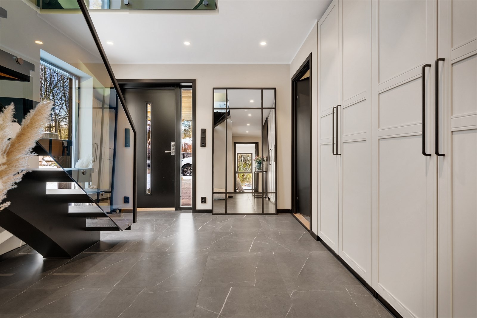 - Gangen er særs innbydende, og gir et flott og representativt førsteinntrykk av boligen. Merk integrert garderobeløsning langs veggen - Galleribilde