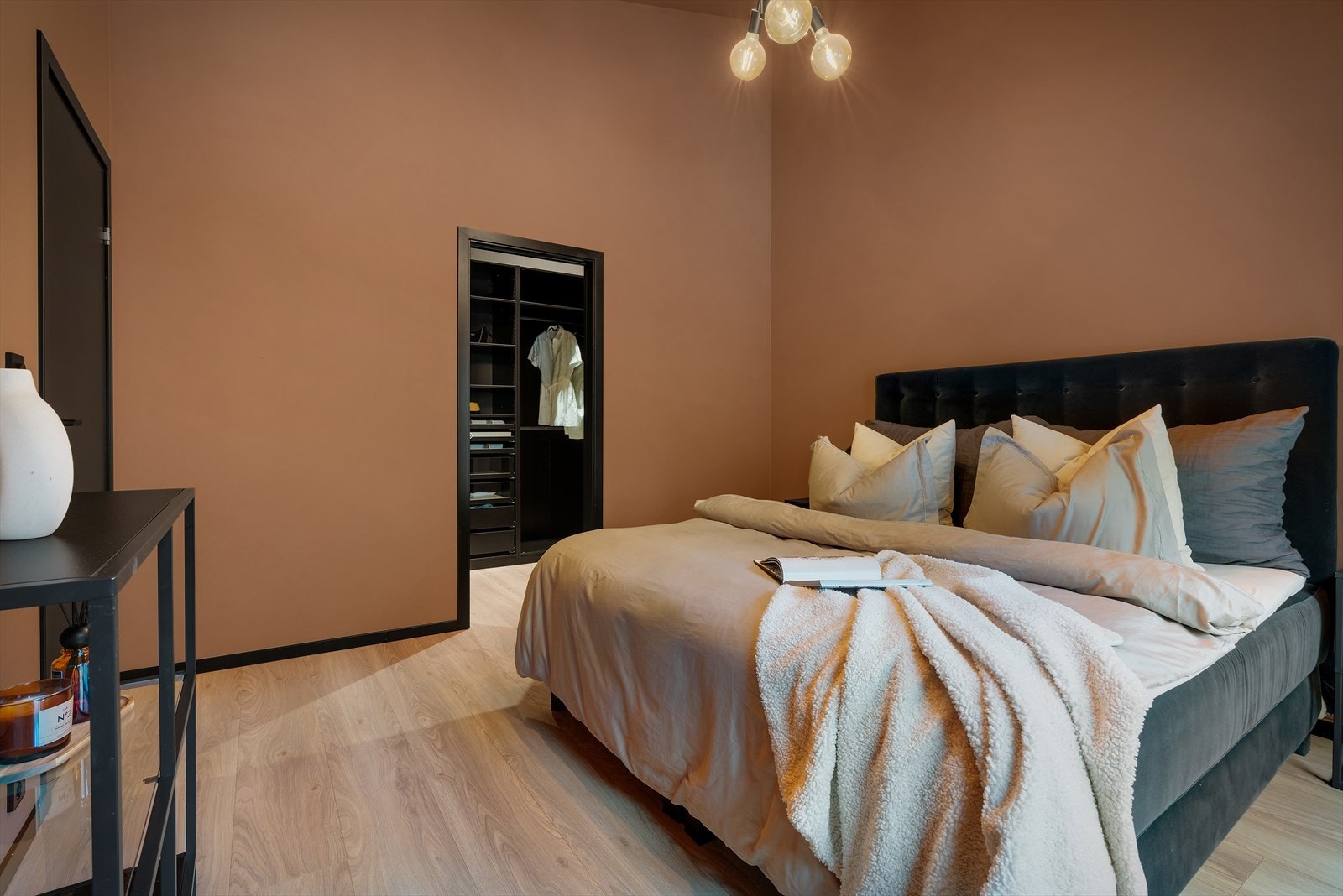 - Merk at både tak og vegger er malt i samme farge, noe som sørger for et lunt uttrykk - Galleribilde