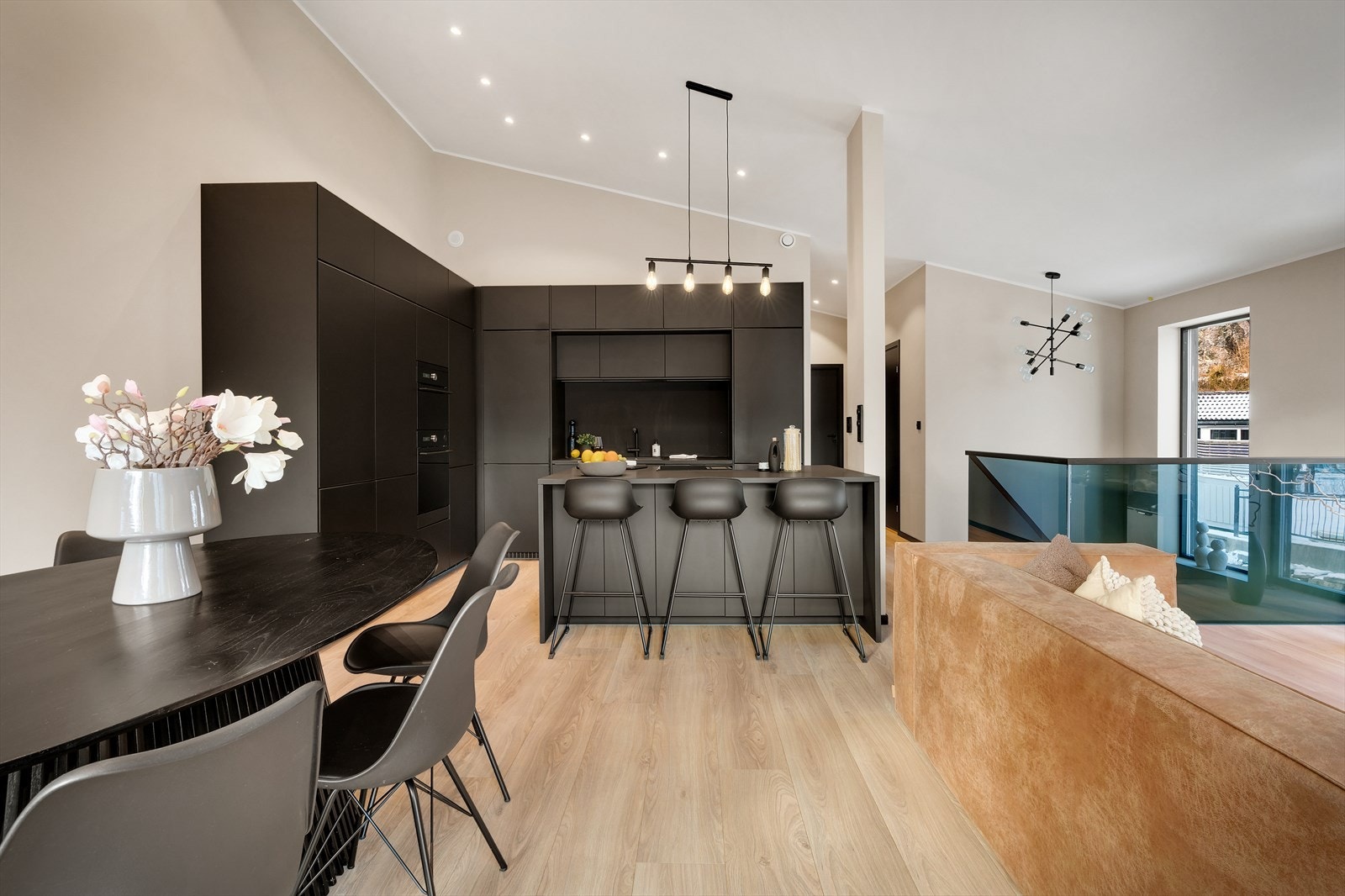 - Merk den generøse takhøyden på inntil 4m (!) - Galleribilde