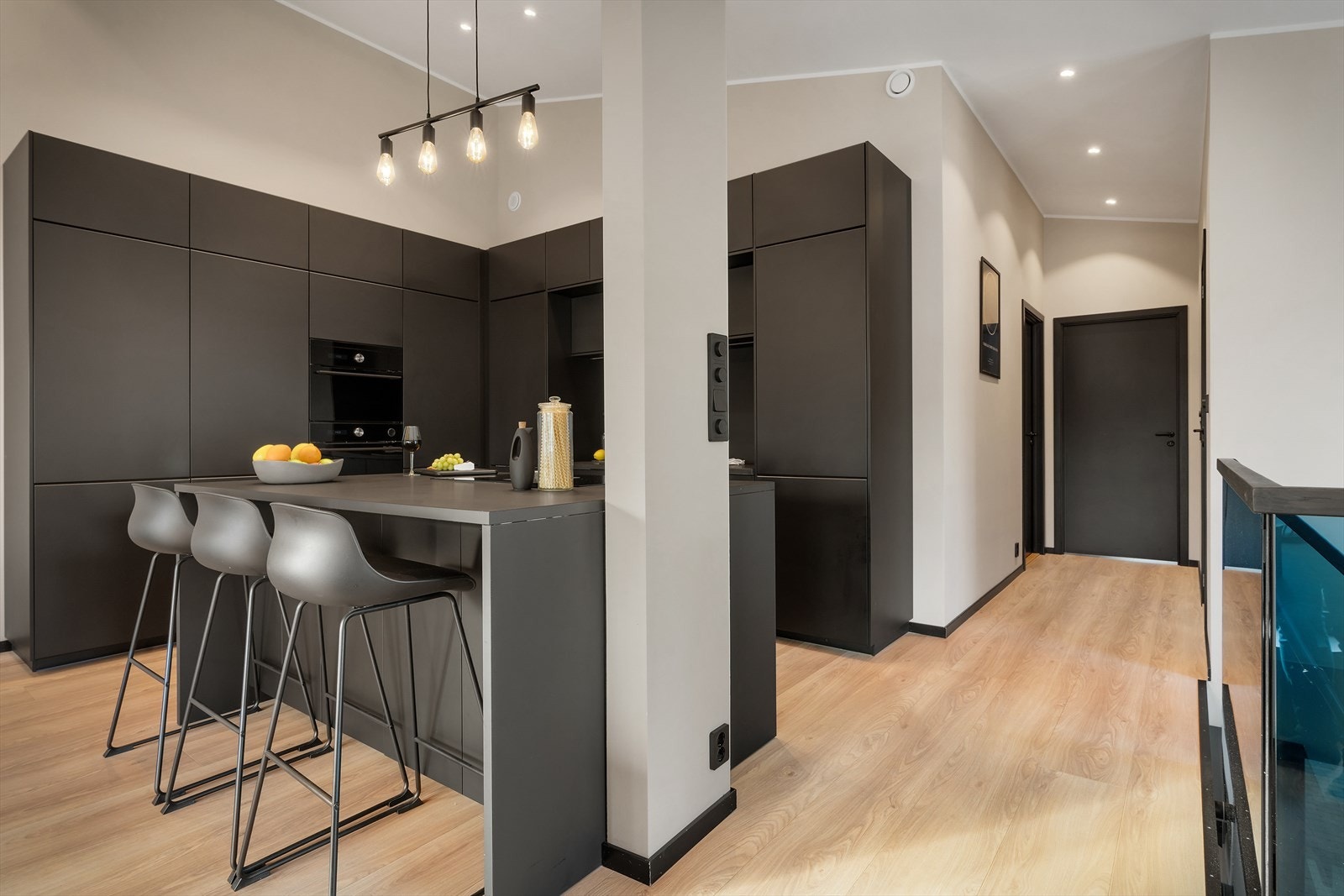 - Lekkert kjøkken med slette fronter og benkeplate av laminat - Galleribilde