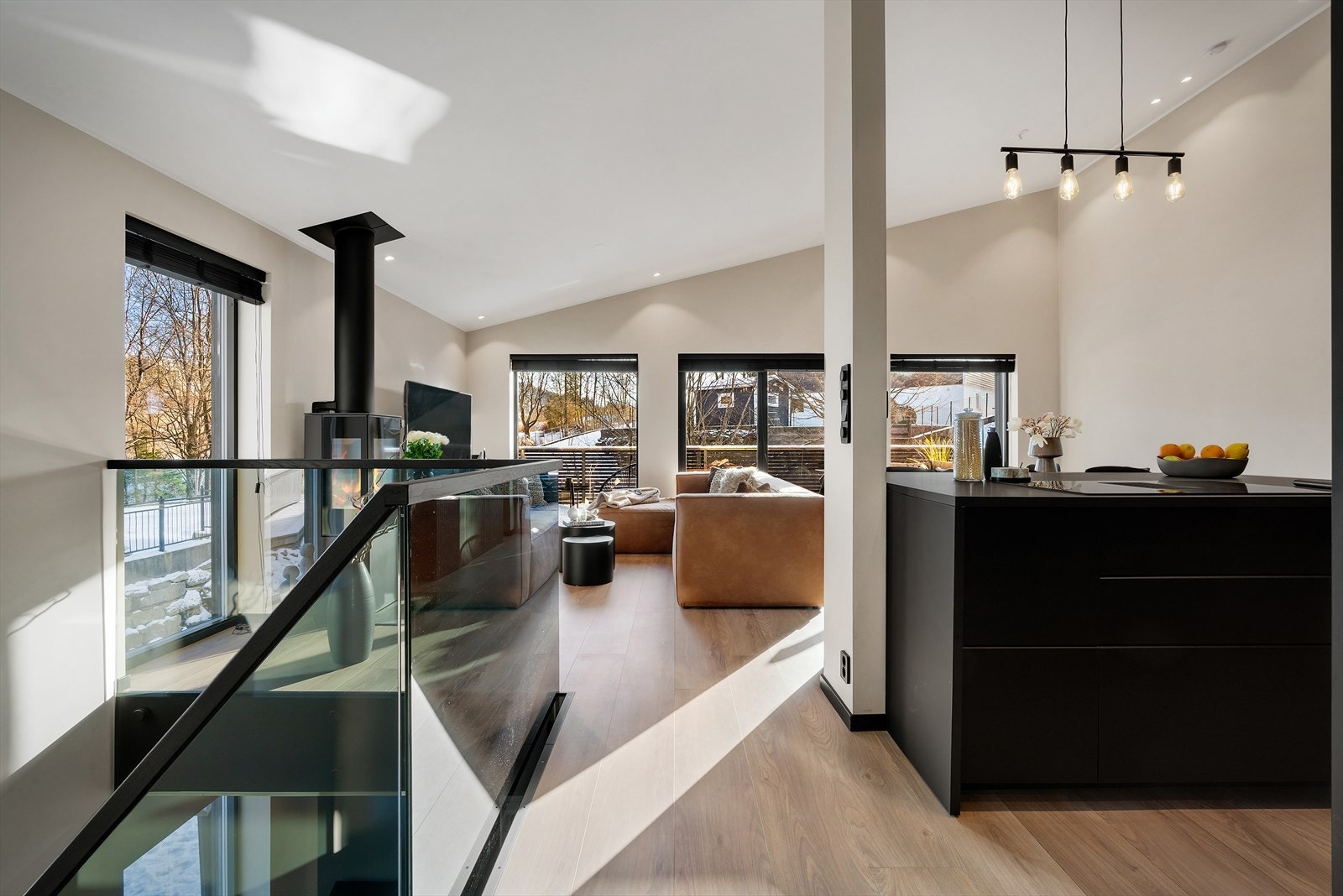 - Boligen stod ny i 2021 og innehar derfor en gjennomgående svært god standard både inn- og utvendig - Galleribilde