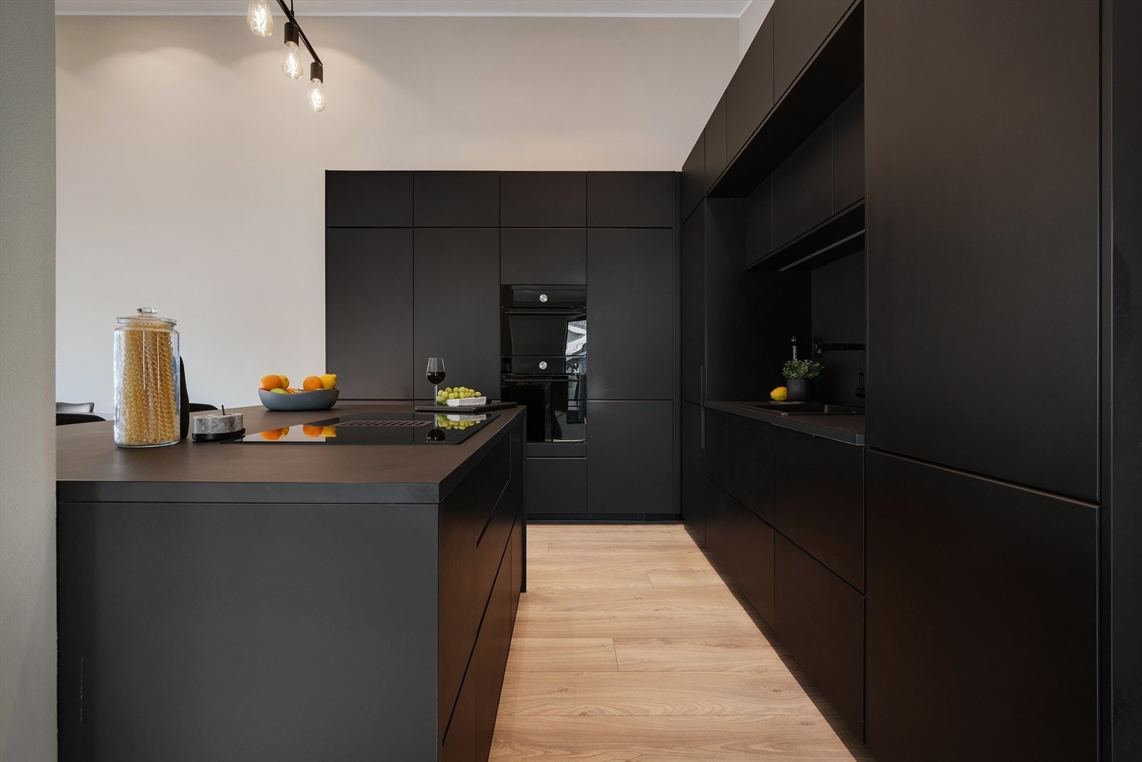 - Hovedetasjen inneholder stue/kjøkken, bad, 2 soverom, omkledningsrom, gang og trapp - Galleribilde