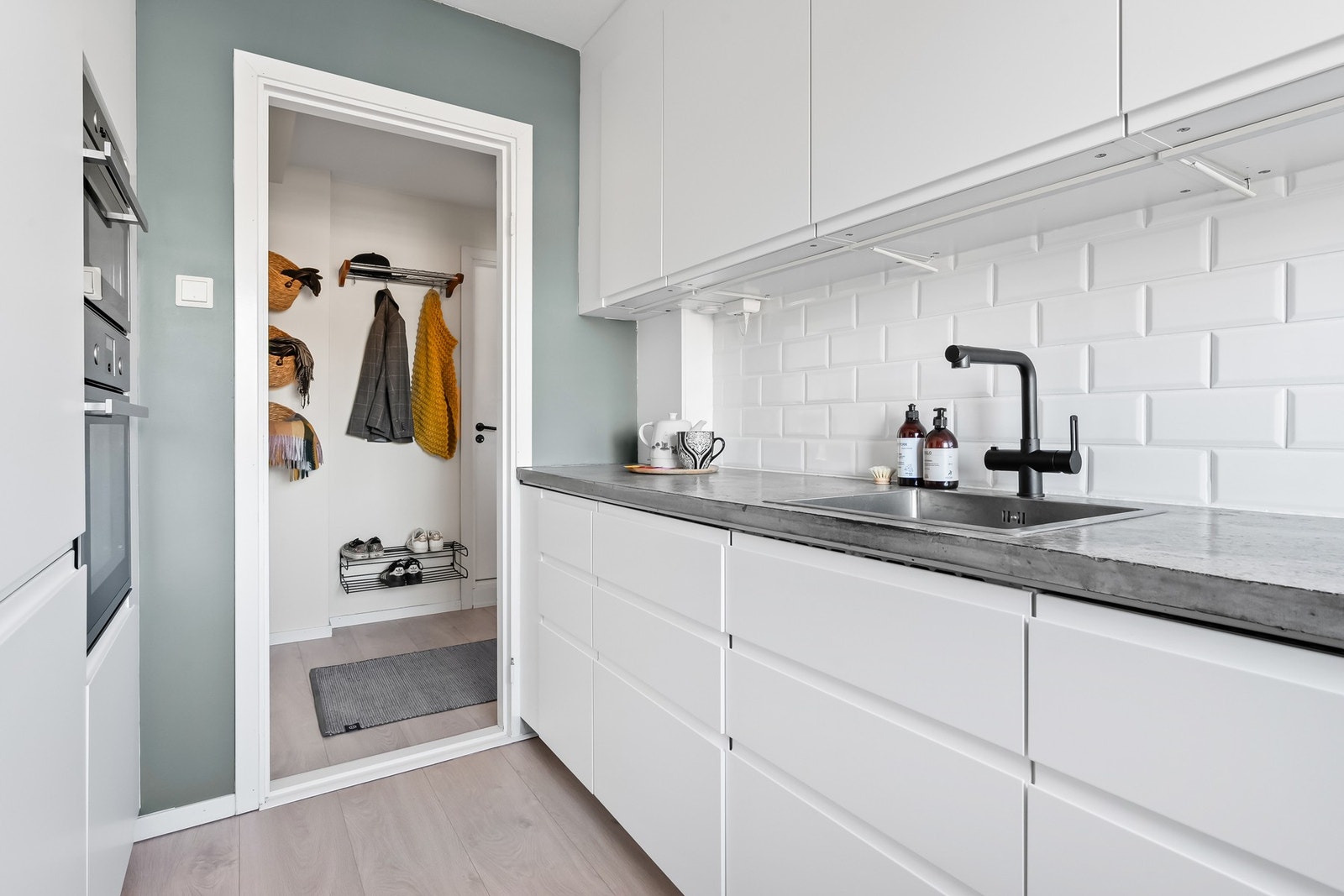 I 2022 fikk kjøkkenet ny integrert oppvaskmaskin og nytt kjøleskap/frys. Galleribilde