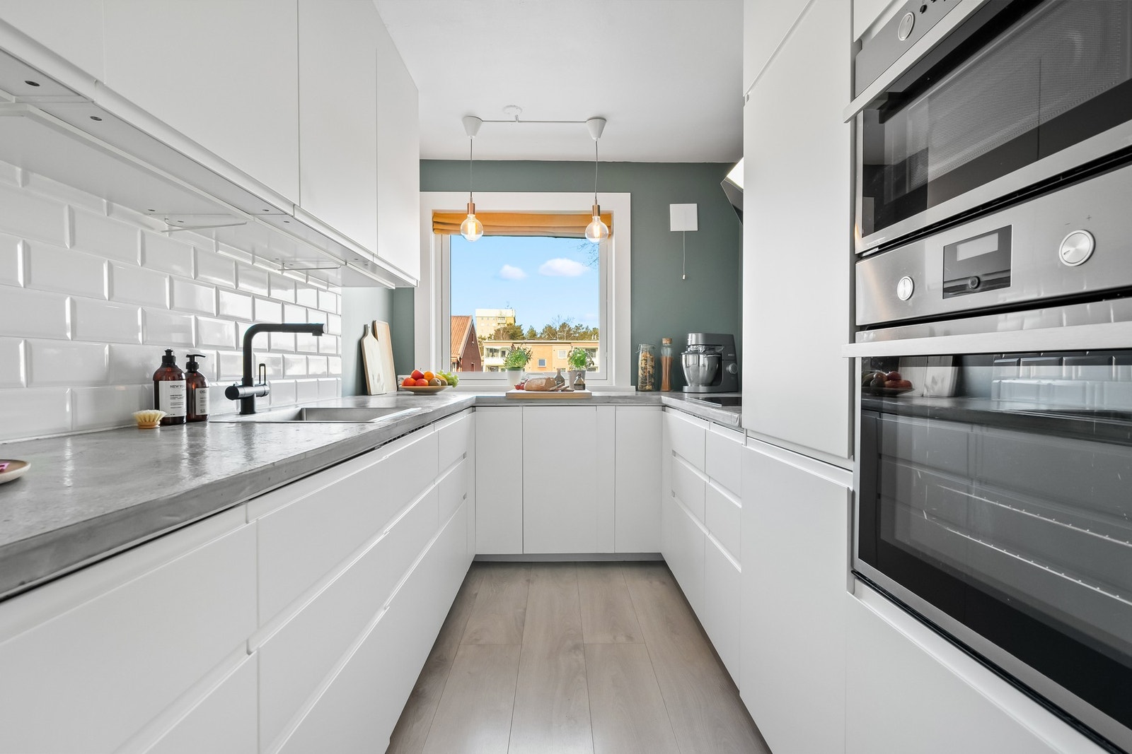 Ikea-kjøkkenet fra 2017 har et stilfullt og meget funksjonelt design med gode benkeflater og mye oppbevaringsplass. Galleribilde