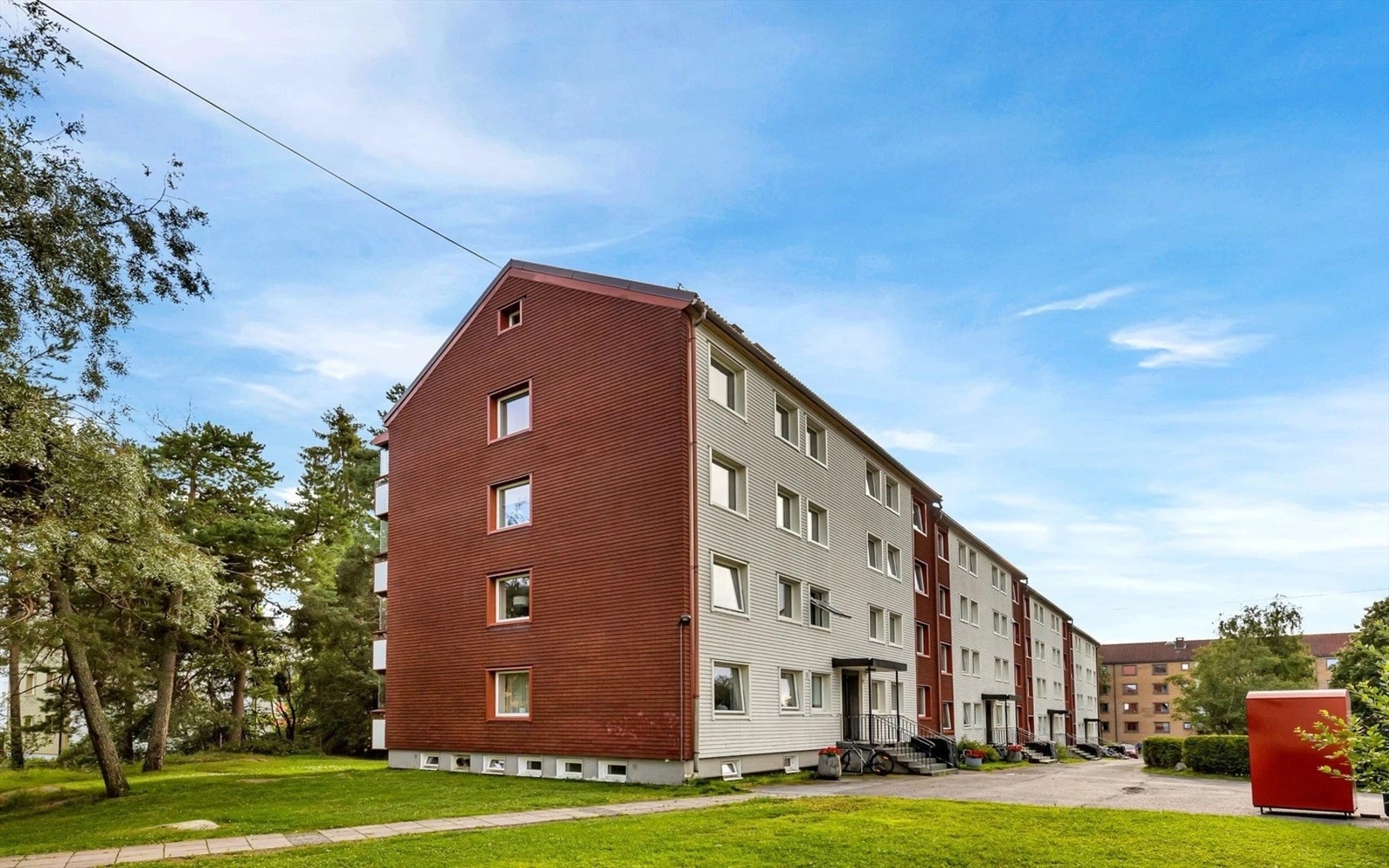 Leiligheten ligger fint plassert i toppetasjen, og vender ut mot store, grønne fellesarealer. Galleribilde