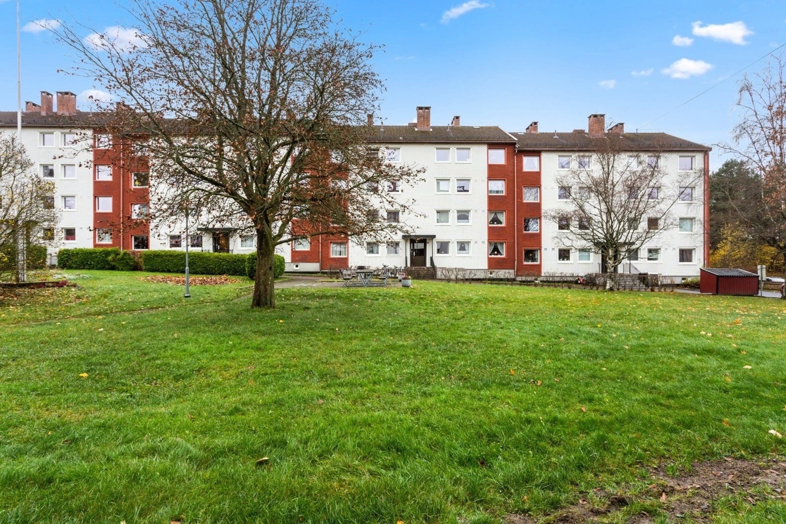 Boligen har en meget sentral, men samtidig skjermet beliggenhet i et attraktivt og barnevennlig boligområde på Oppsal, med umiddelbar nærhet til Østmarka. Galleribilde