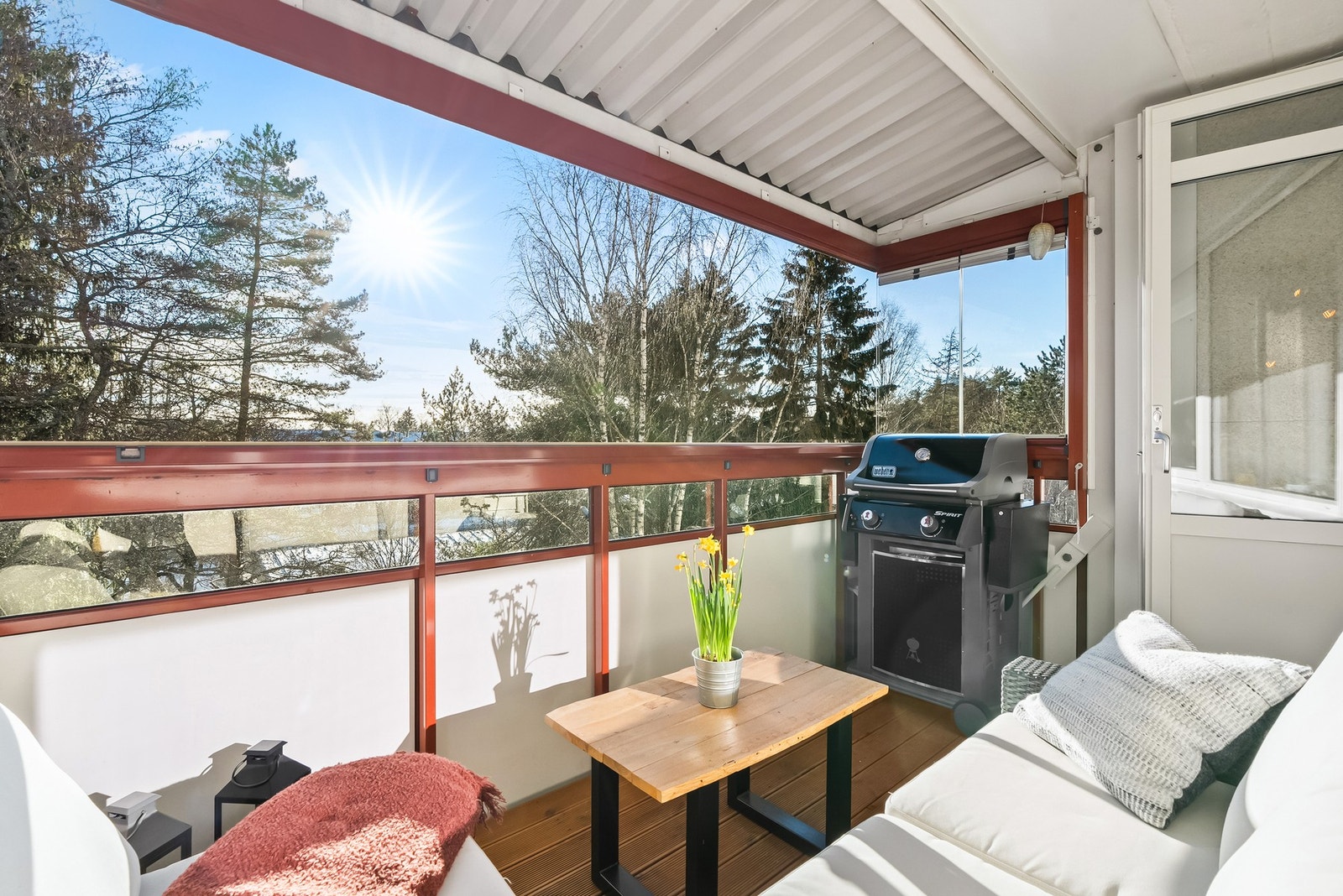 Solbergliveien 97 er en lys og pen 4-roms toppleilighet med sydvendt, innglasset balkong og umiddelbar nærhet til Østmarka. Galleribilde