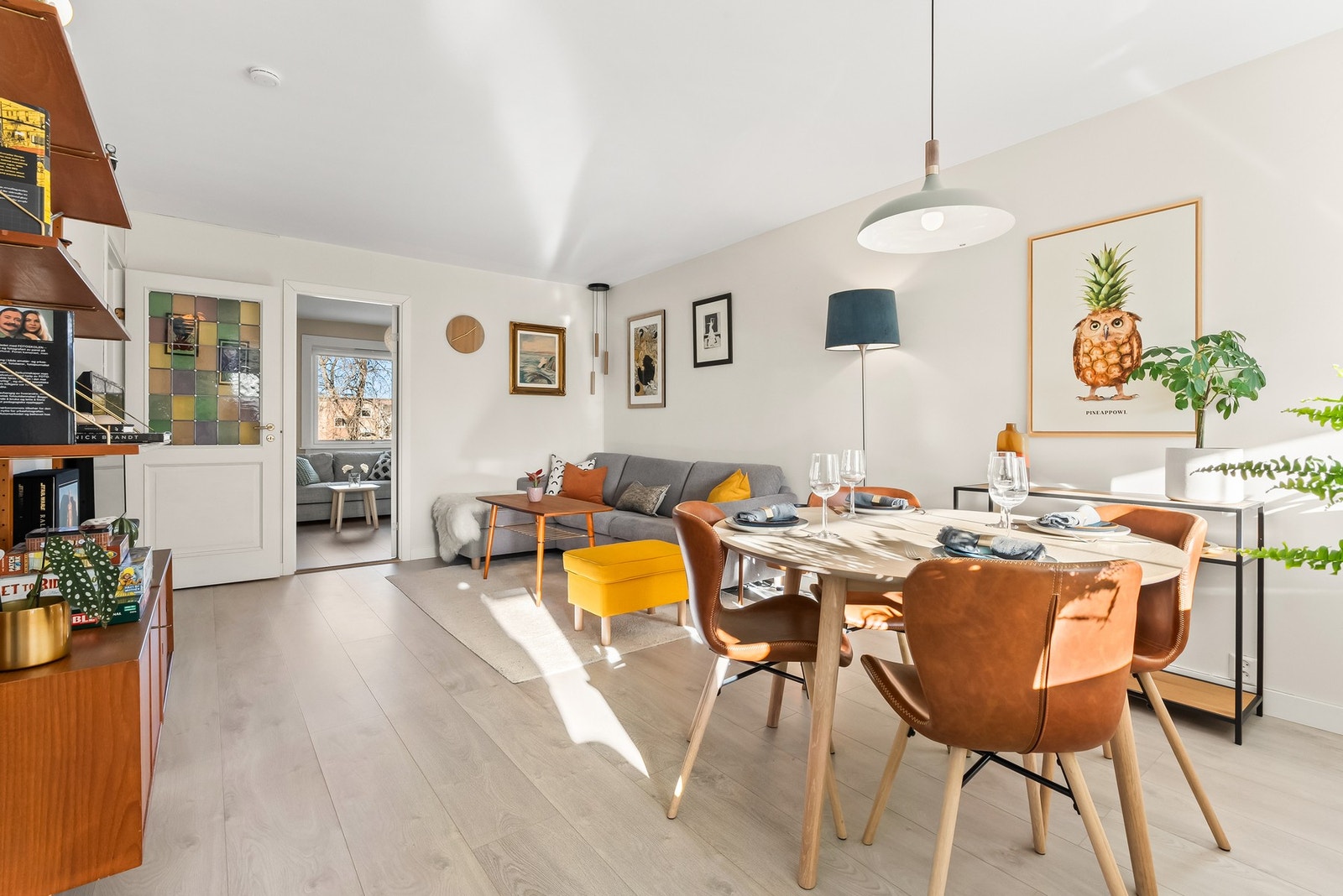 I stuen er det plass til både sofagruppe, tv-/mediastasjon og spisebord. Det er nylig blitt installert fibernett fra Telenor i borettslaget. Galleribilde