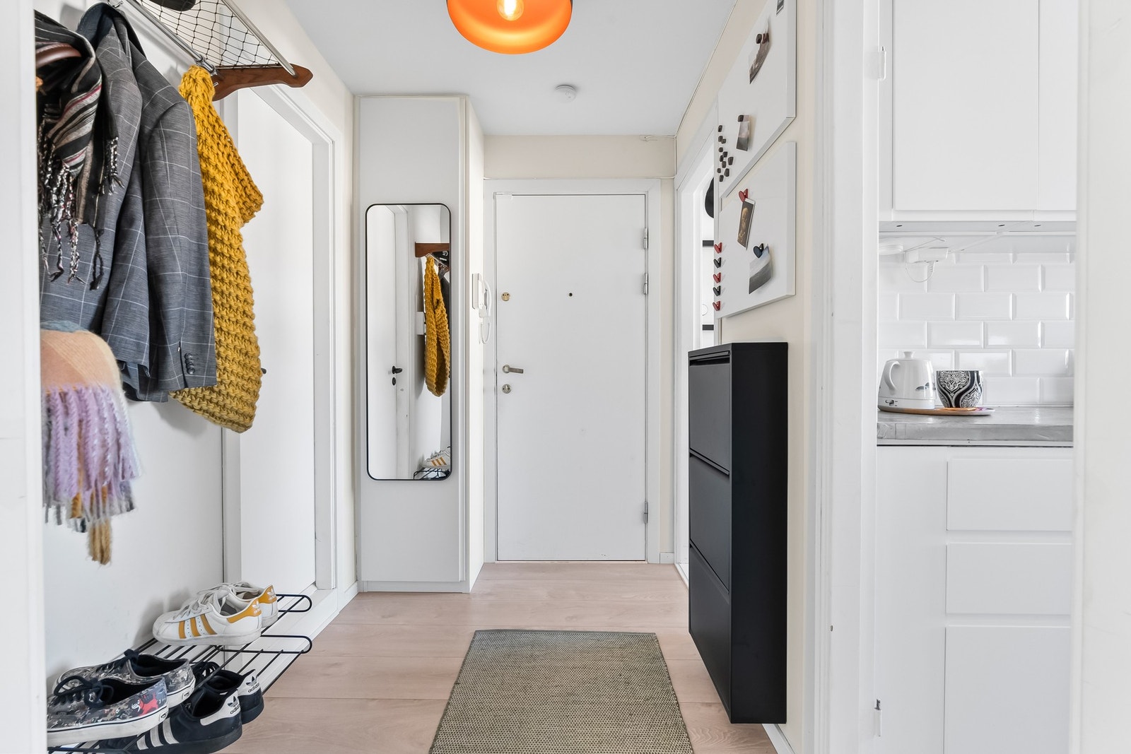 I entreen er det fin plass til knaggrekke og skohyller, og ved inngangsdøren er det montert dørcalling med åpner. Galleribilde