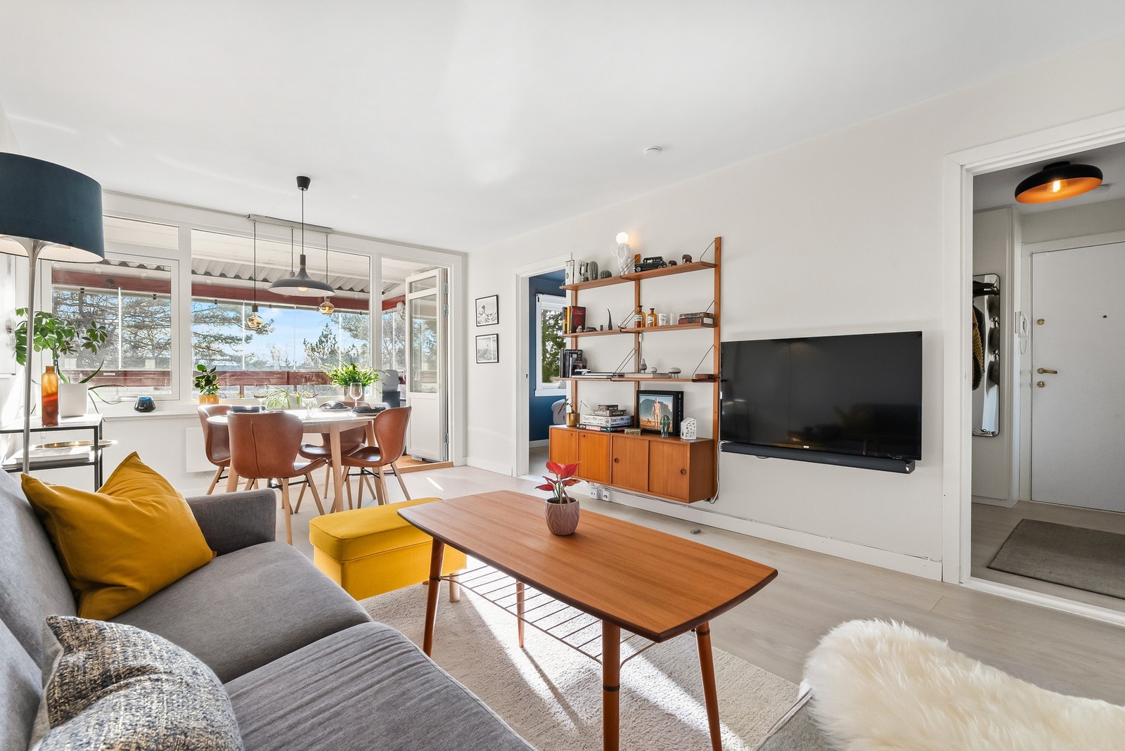 Stuen oppleves som luftig og innbydende, og får godt med naturlig lysinnslipp. Vinduene og balkongdøren ble skiftet i 2017 i regi av brl. Galleribilde