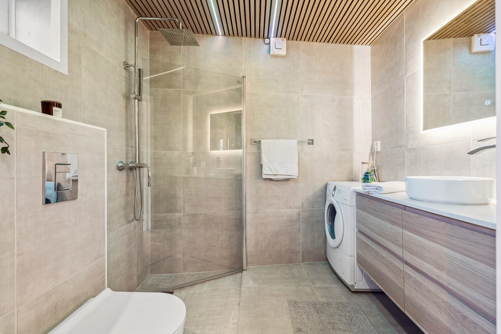 Boligen har nyere oppgraderinger de siste år, blant annet dette nydelige badet. Galleribilde