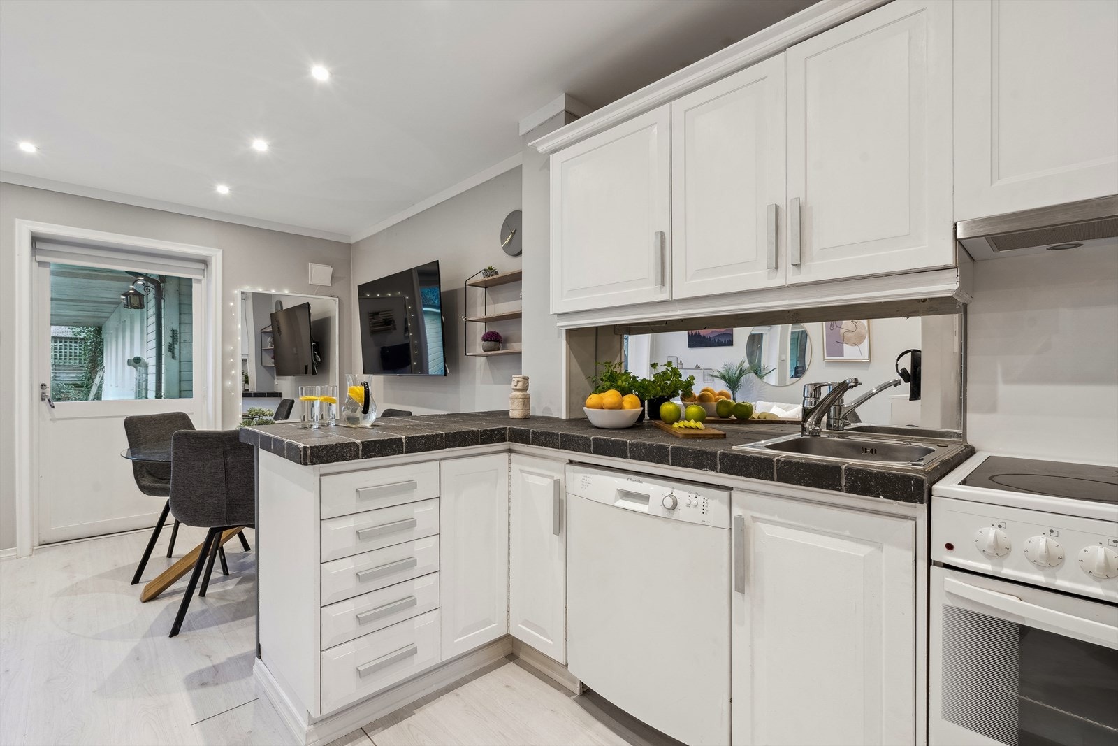 Kjøkkenet gir plass til komfyr, oppvaskmaskin og kjøleskap/frys. Galleribilde