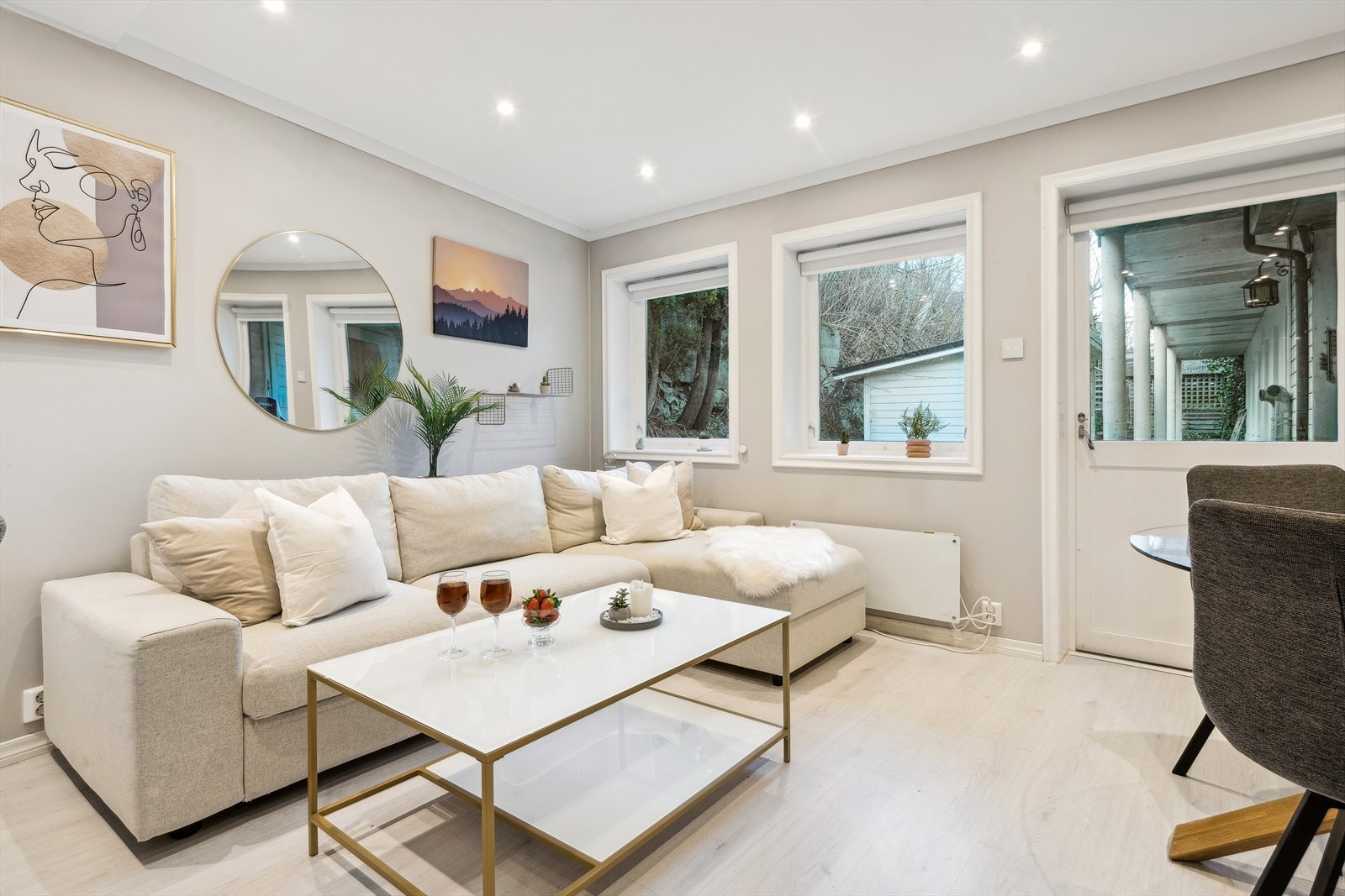 Lys og trivelig stue med god planløsning - her kan du innrede med sofagruppe, samt spisebord Galleribilde