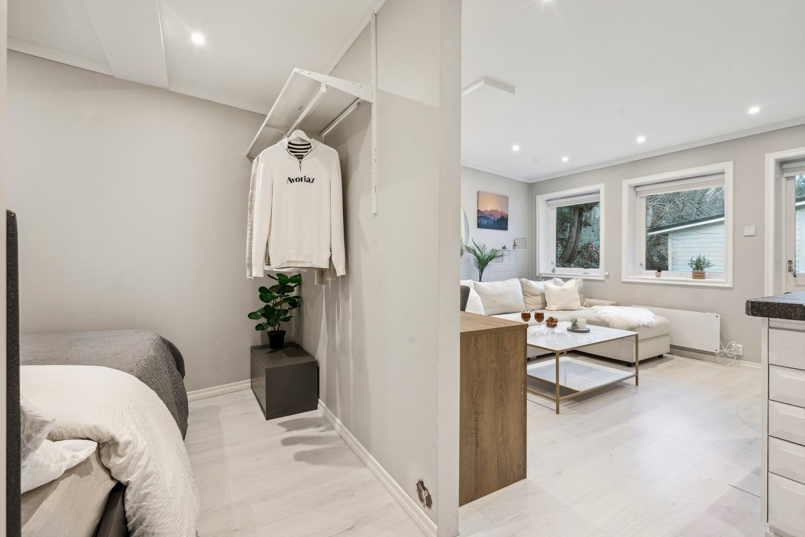 Boligen har trivelig sovealkove med plass til dobbeltseng og klesoppheng Galleribilde