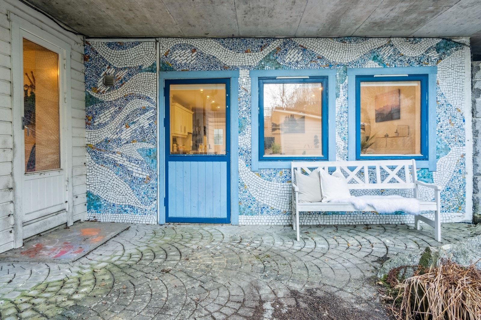 Fra stue er det utgang til uteområde - supert for fine dager, eller de som har kjæledyr. Galleribilde