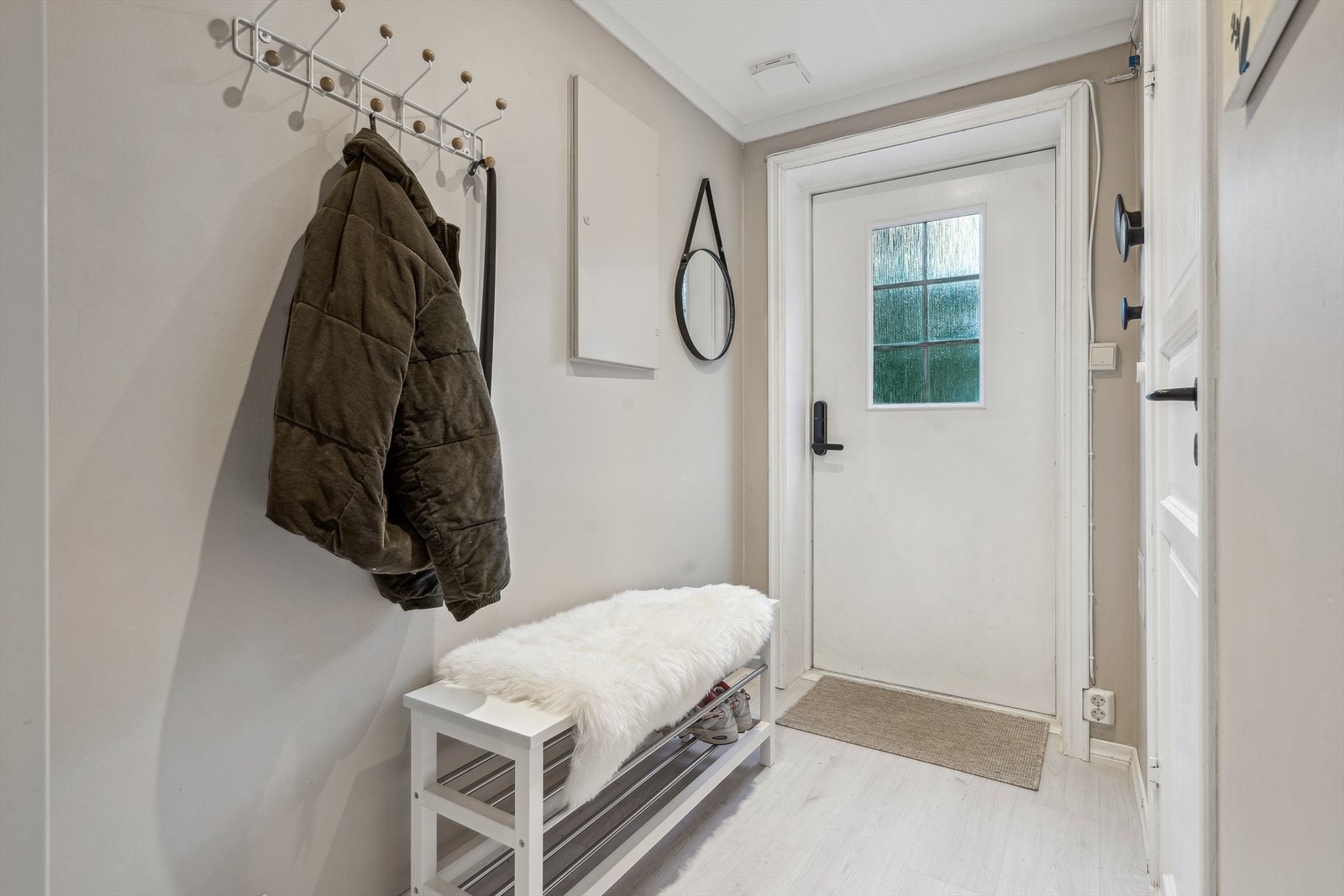 Entré med plass til klesoppheng Galleribilde