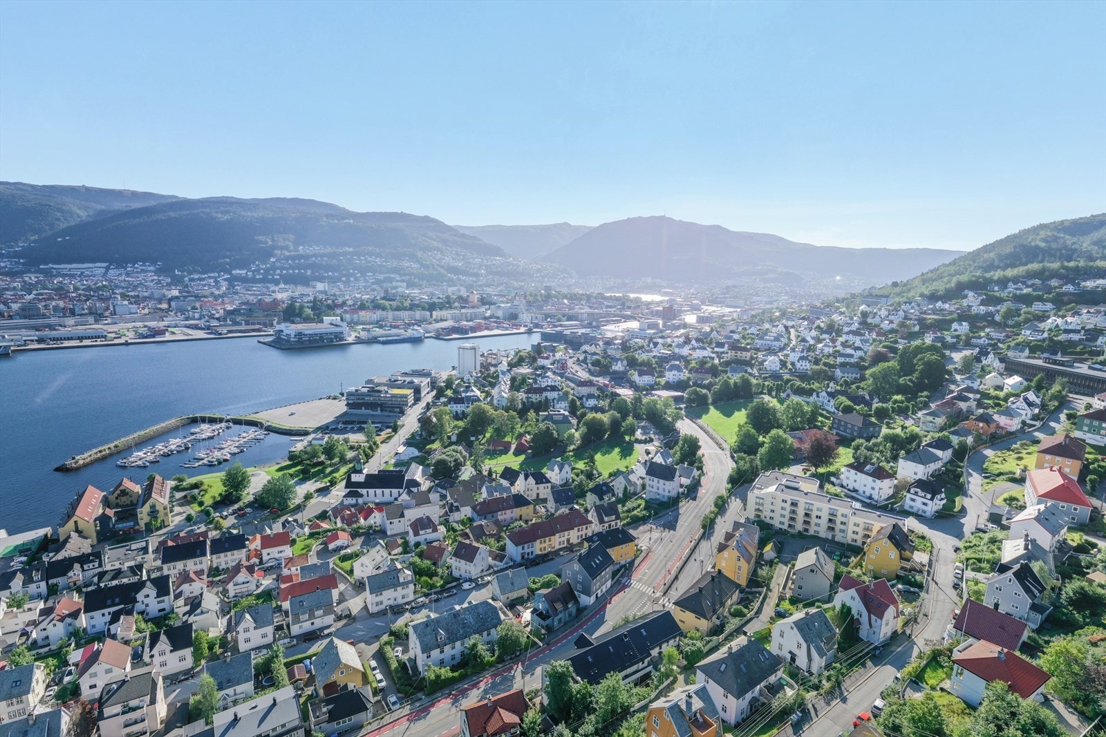 Like ved sentrum, med gang/sykkelmuligheter. Galleribilde