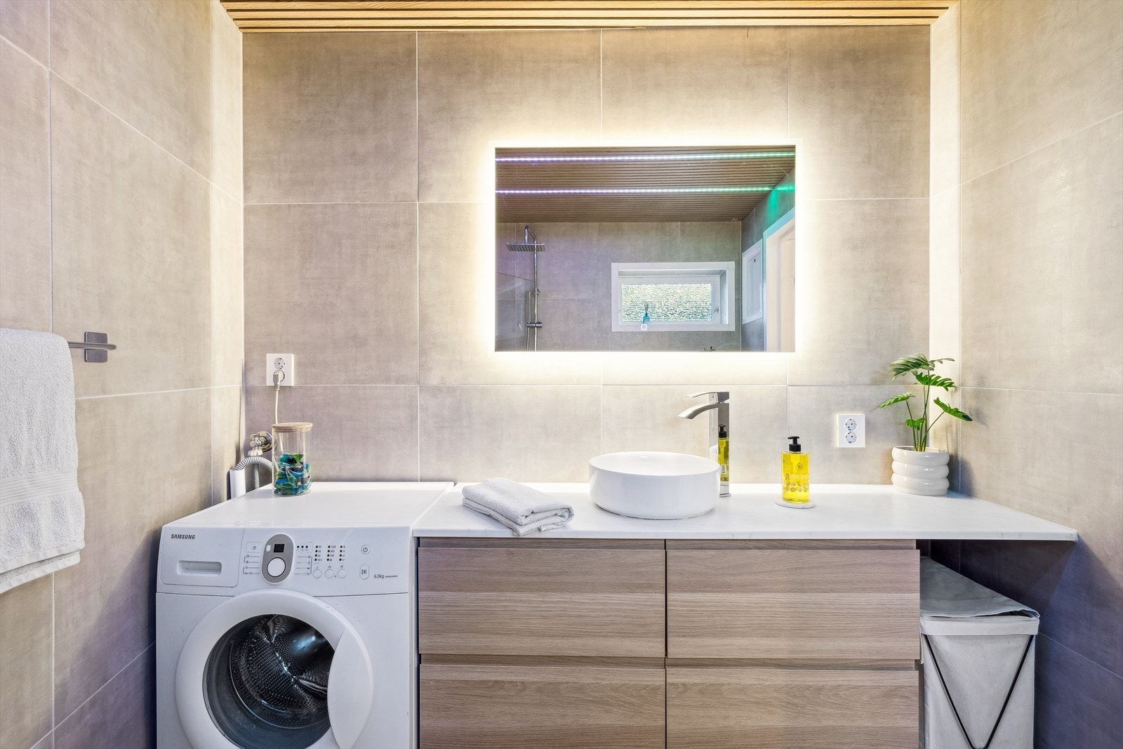 Badet er i moderne, men klassisk utførelse, og behagelige farger. Galleribilde