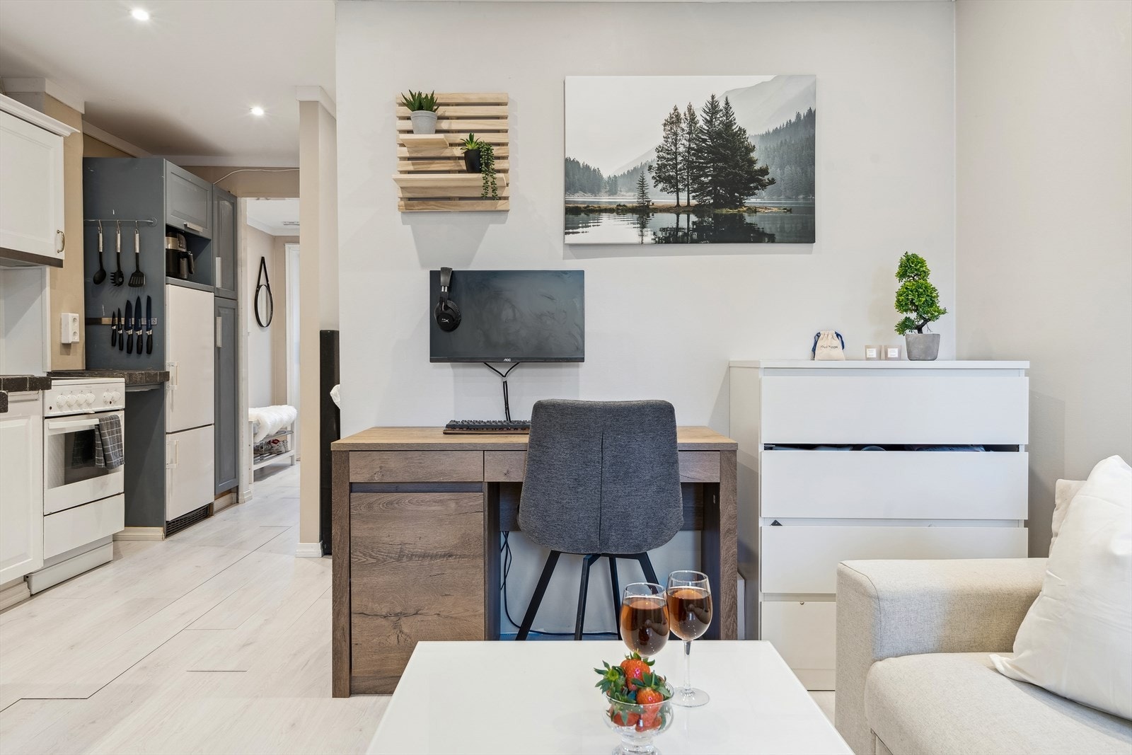 Legg merke til at du også har plass til ekstra møblement som skrivebord eller kommoder i stue Galleribilde