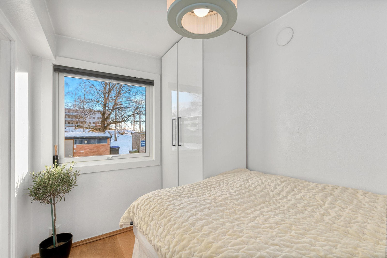 Soverommet har vindu som vender mot balkongsiden Galleribilde