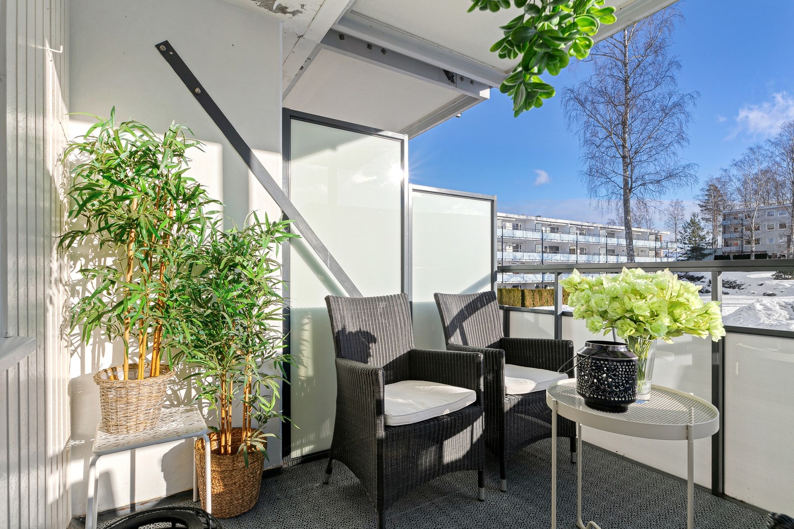 Den lune uteplassen har overbygg og skjerming Galleribilde