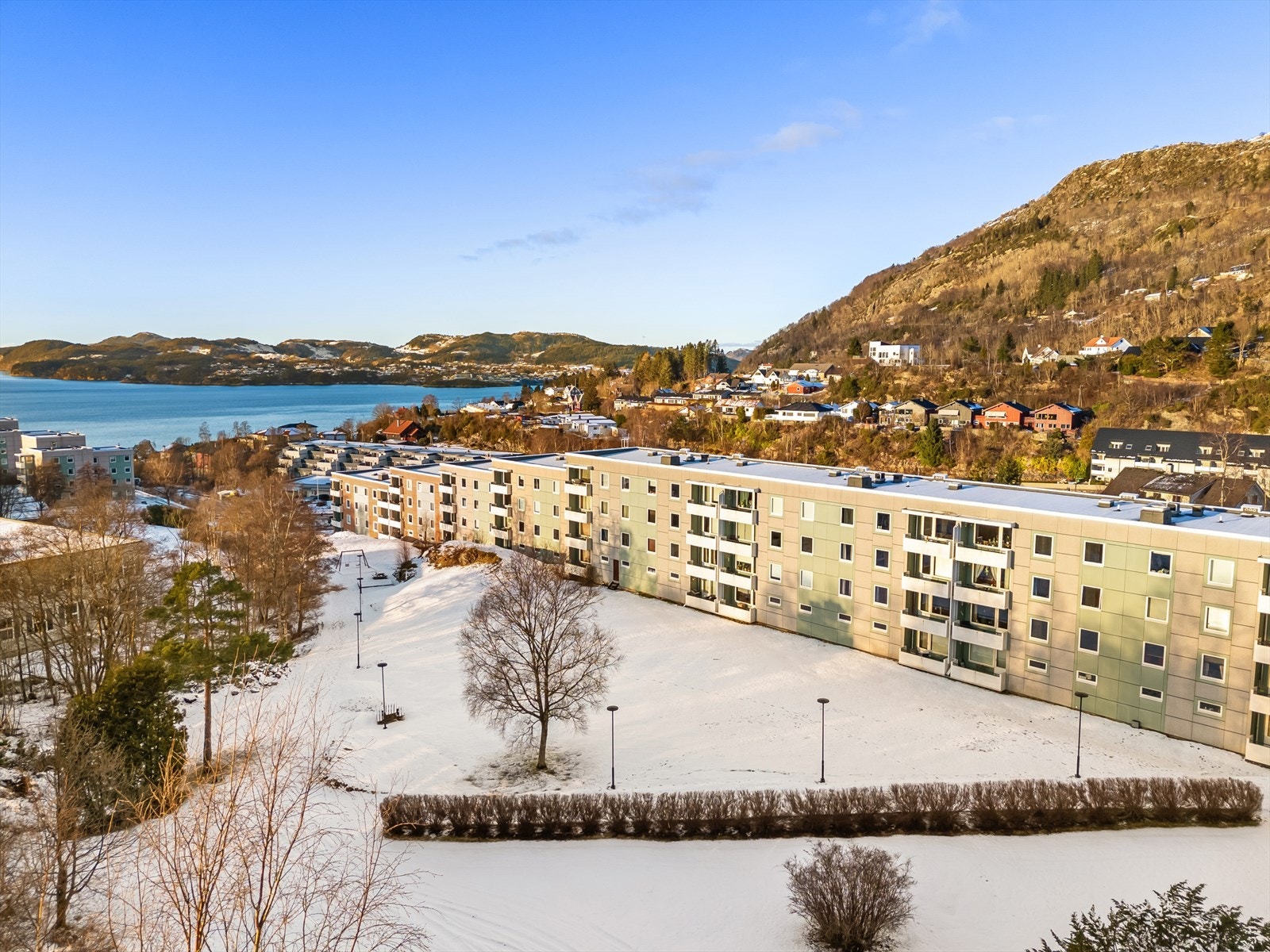 Blokken er sentralt plassert internt i borettslaget med kort vei til både butikken, lekeplass/ballbinge og bussforhold i hovedveien Galleribilde