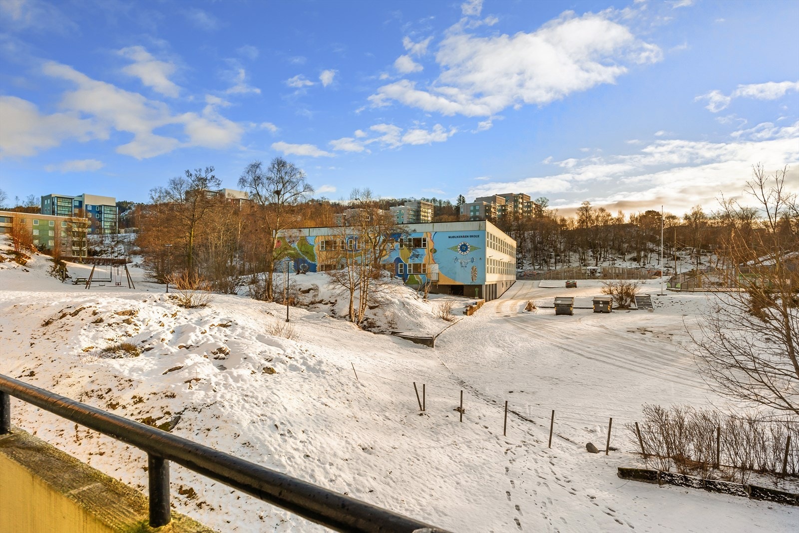 Barnevennlig med trafikkfri gangavstand til både barnehage, barne- og ungdomsskole som ligger like ved Galleribilde